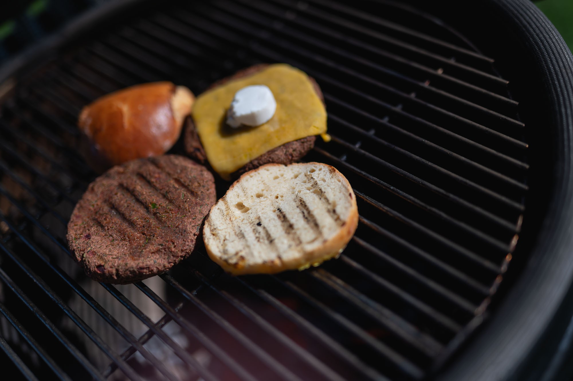 Veggie burger placky, brioche žemľa a cheddar na kamado grile