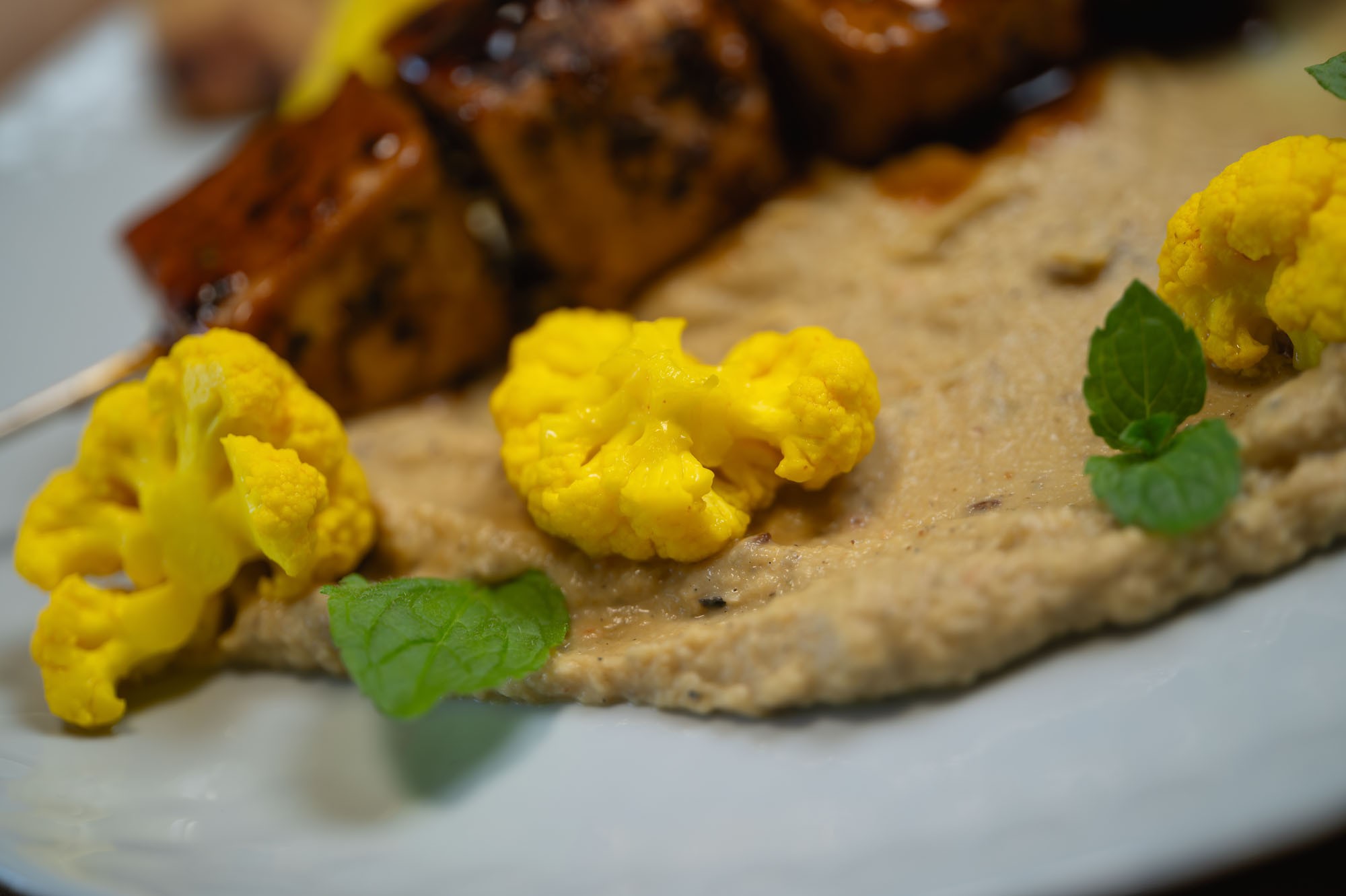 Baklažánový dip s tofu a žltým nakladaným karfiolom — atmosferický záber