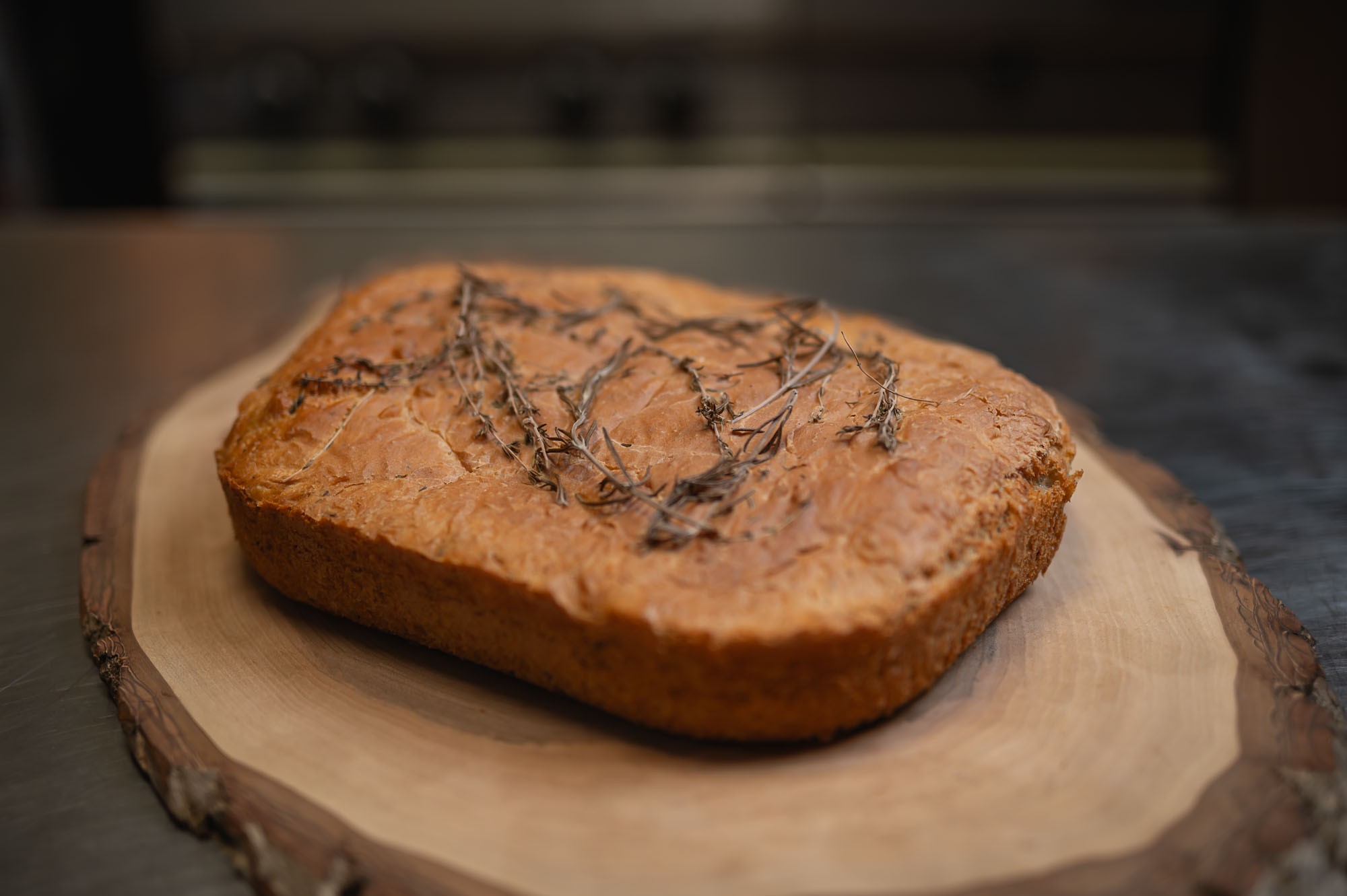 Upečená focaccia — zlatistá kôrka