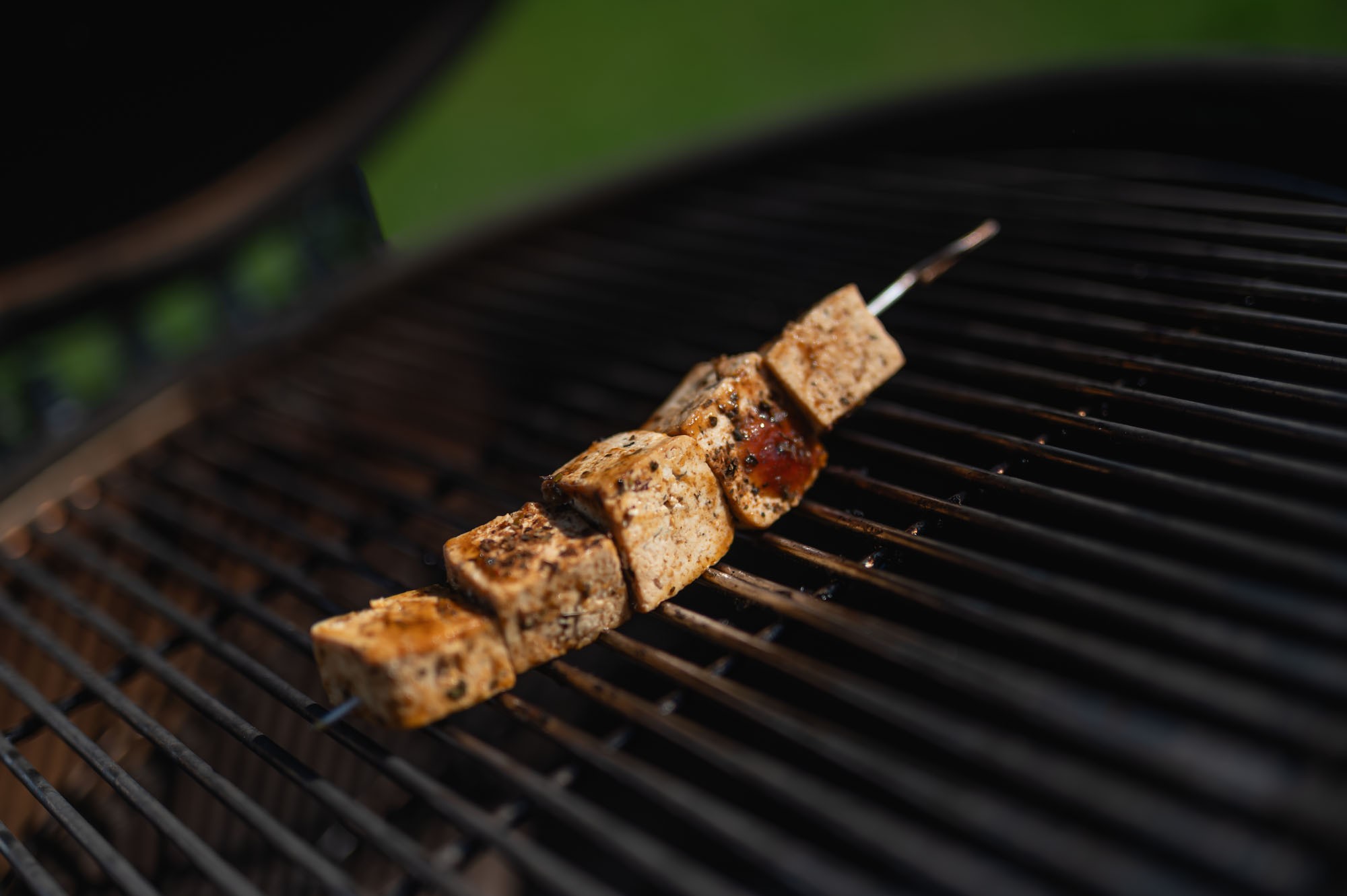 Tofu ražeň na rošte kamado grilu