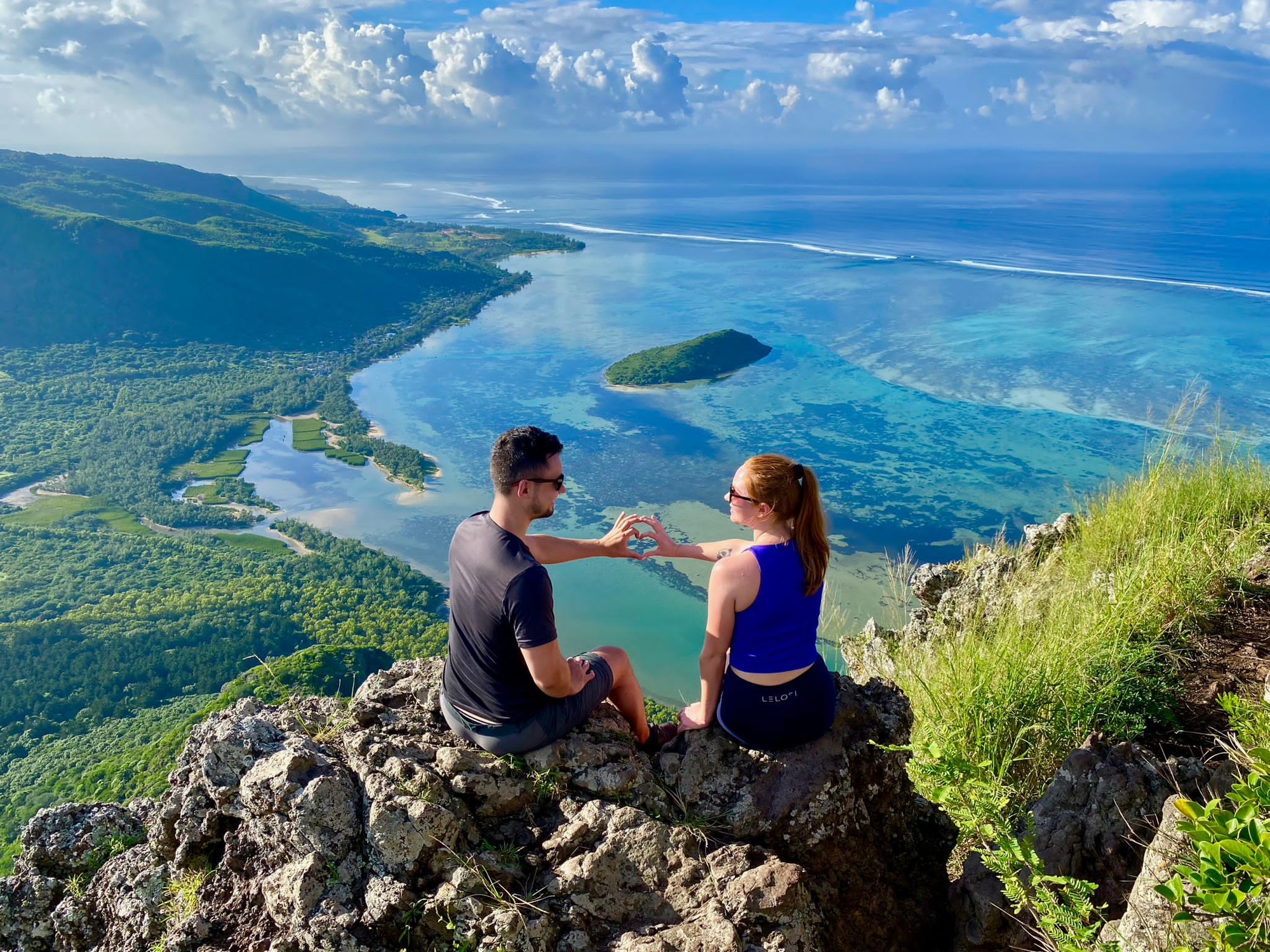 Luc a Marťas na vrcholu s výhledem na oceán