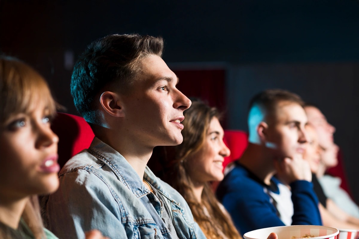 Público joven en una sala de cine