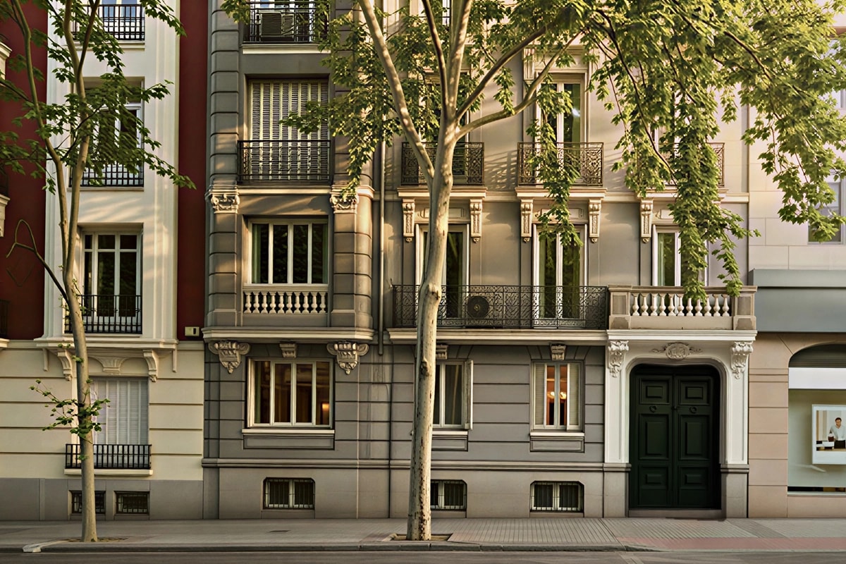 Edificio histórico de piedra con relieves clásicos en Madrid