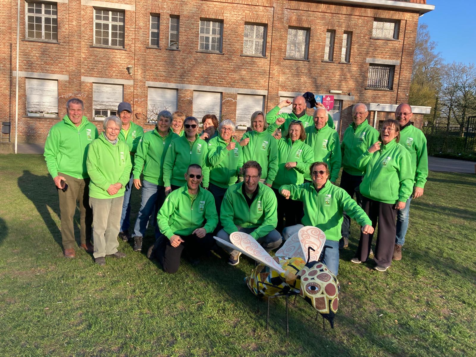 De gidsen van Week van de Bij in groene hoodies