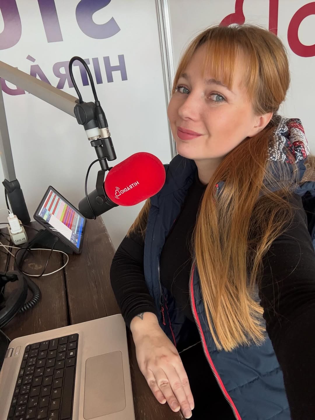Evelina Švrčková v Hitrádio Orion studiu s mikrofonem