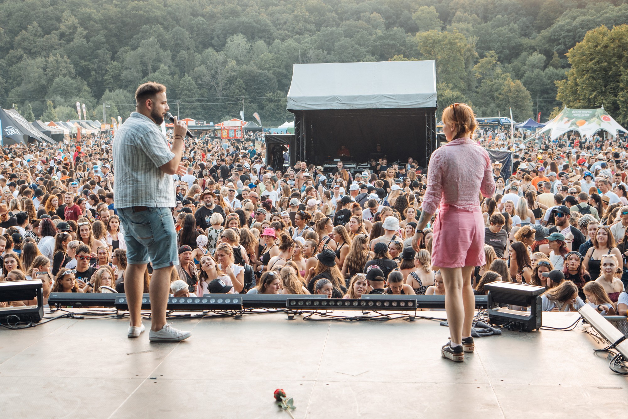 Evelina Švrčková moderuje festival Hrady CZ před davem