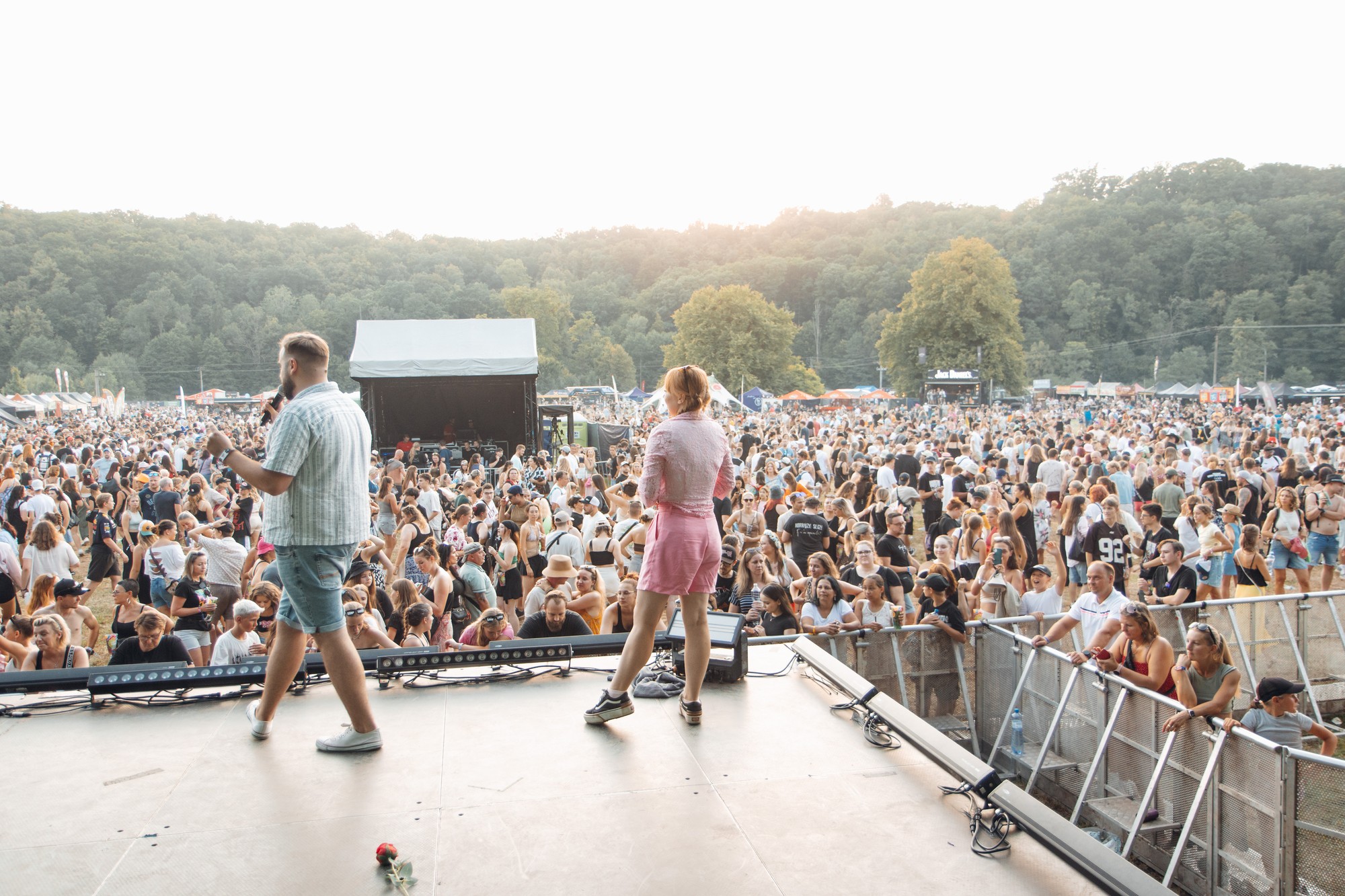 Evelina Švrčková a kolega moderují festival Hrady CZ