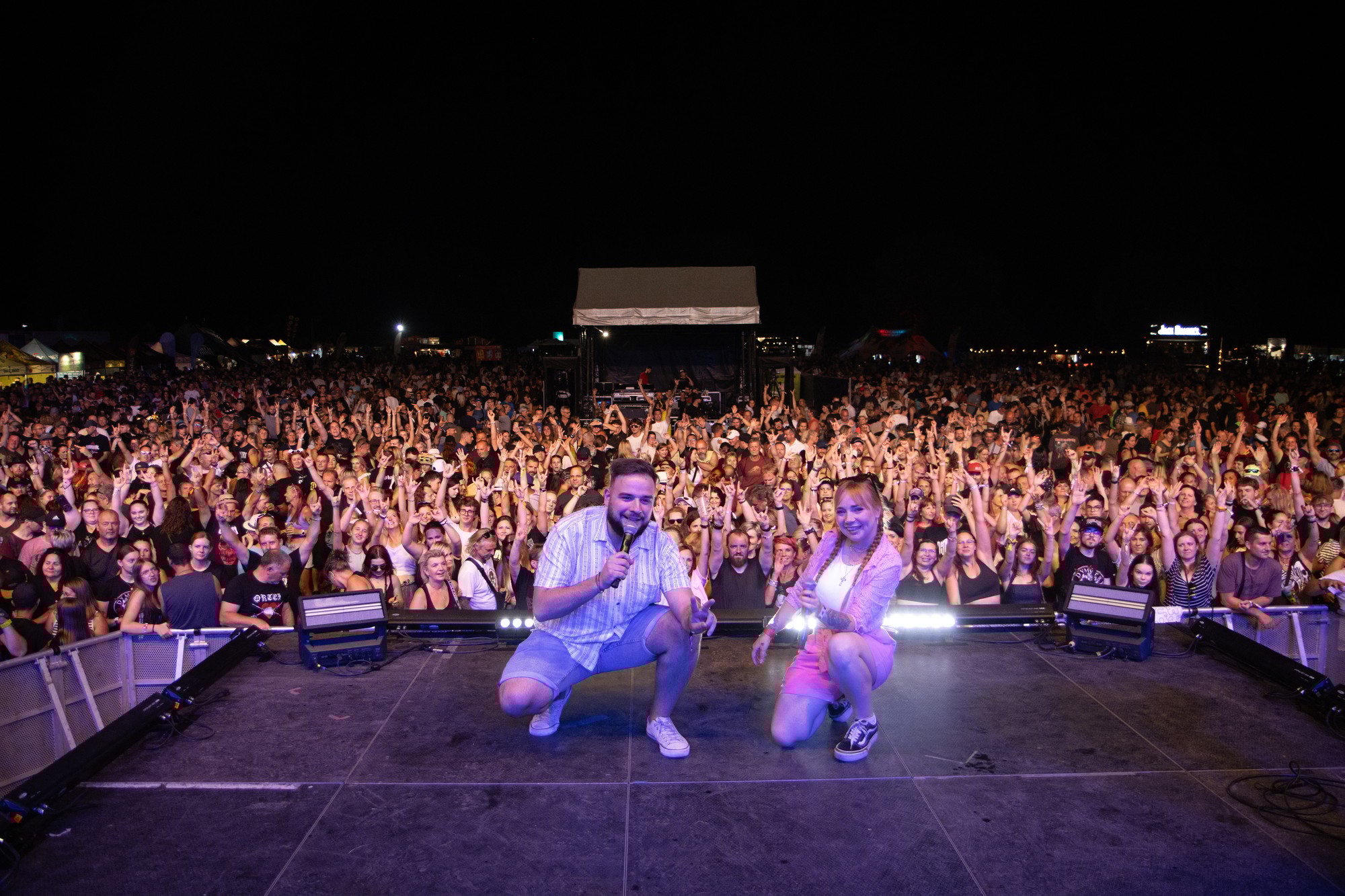 Evelina Švrčková a kolega na pódiu v noci na festivalu Hrady CZ