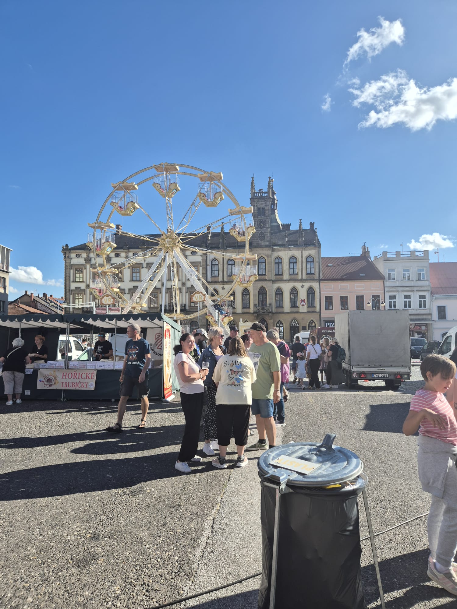 Návštěvníci mezi stánky s trubičkami a občerstvením na slavnostech v Hořicích