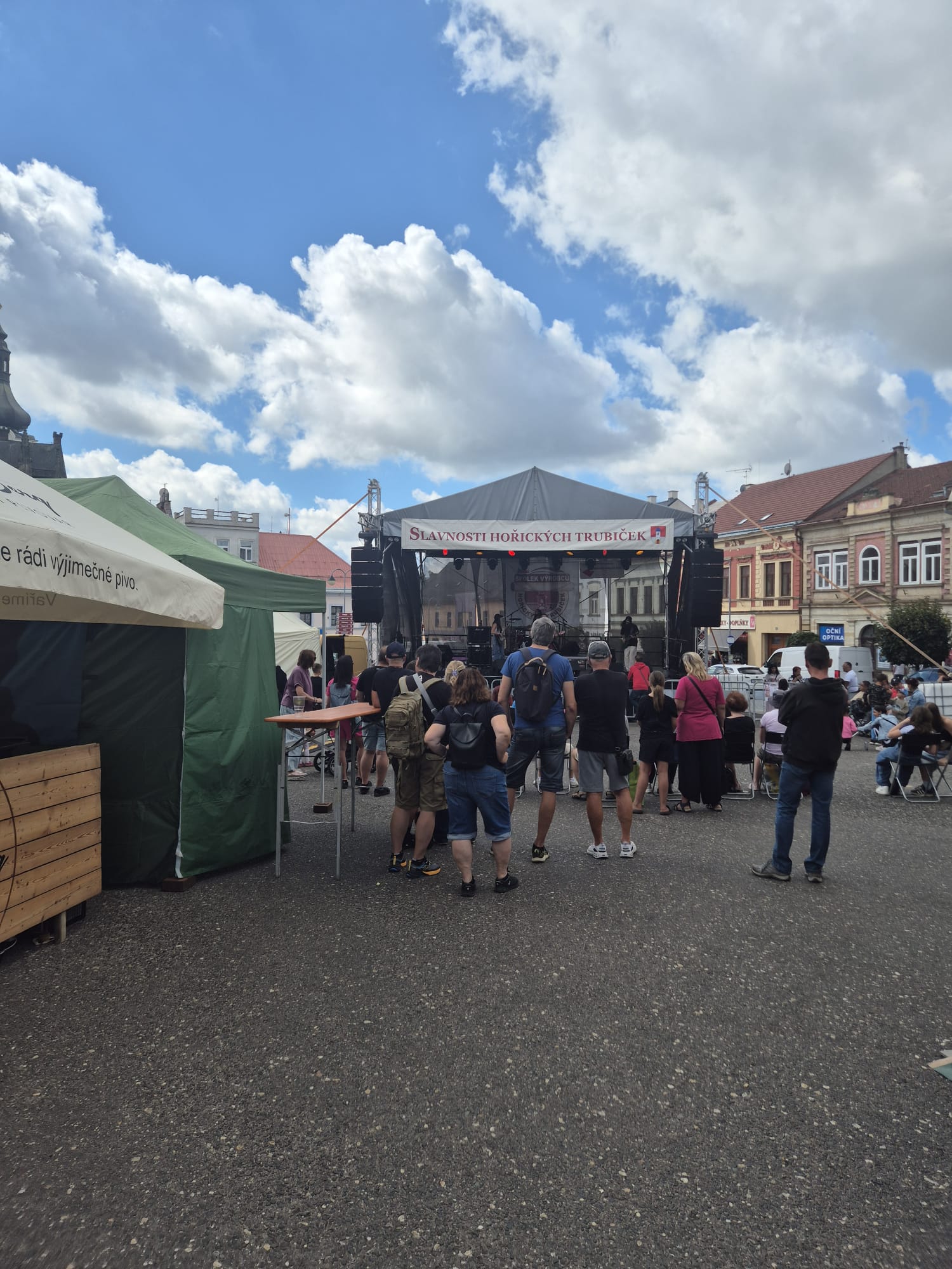 Ruské kolo před radnicí a stánek s Hořickými trubičkami na slavnostech