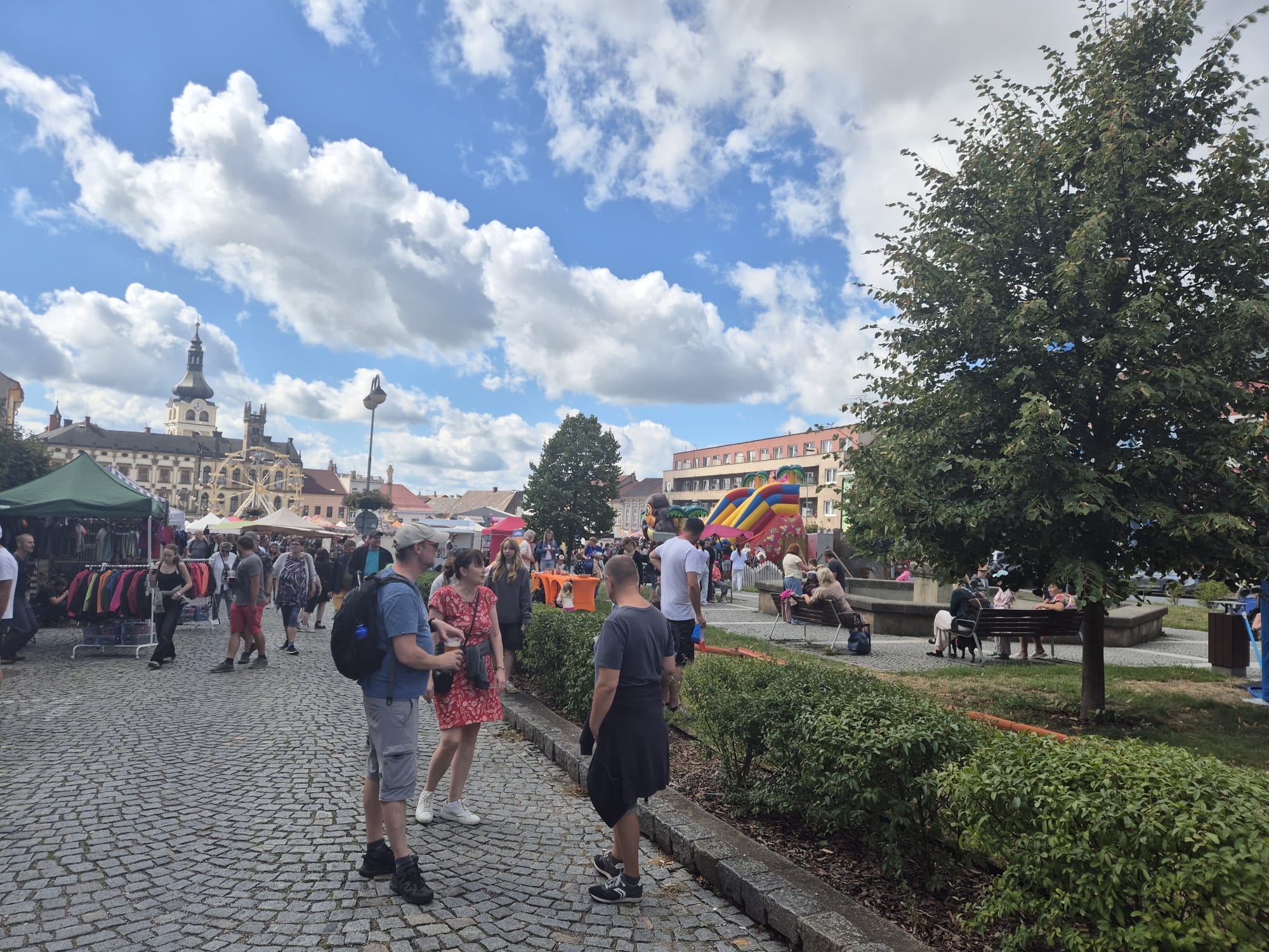 Návštěvníci a stánky na náměstí Jiřího z Poděbrad během slavností