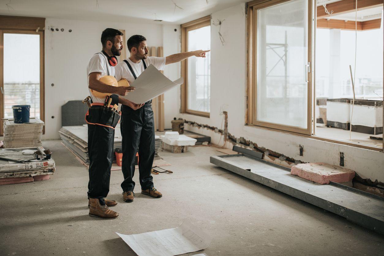 Cantiere edile con operai e attrezzature al lavoro