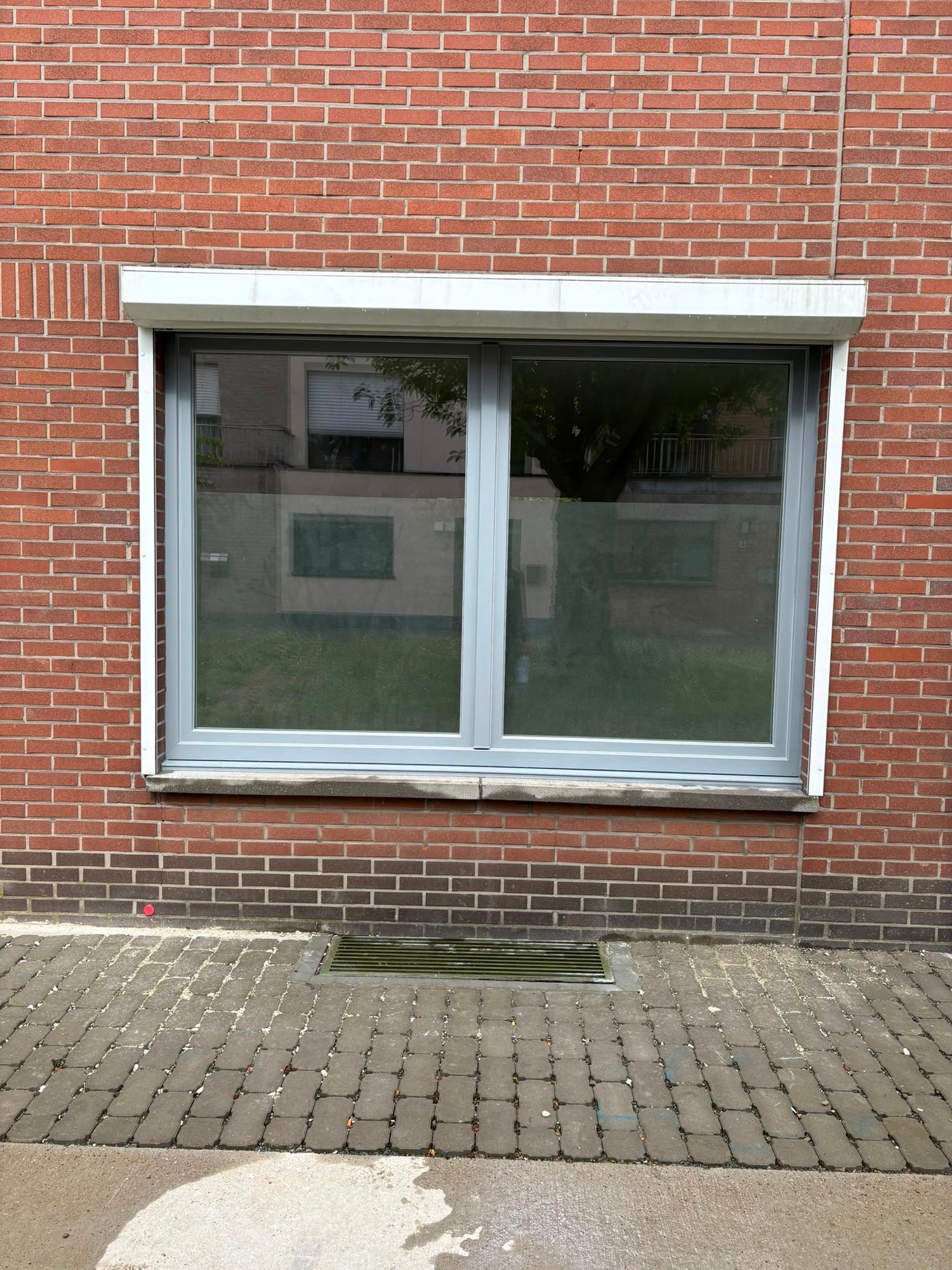 Raam in een woonkamer in Leuven, gerealiseerd door HB Ramen & Deuren