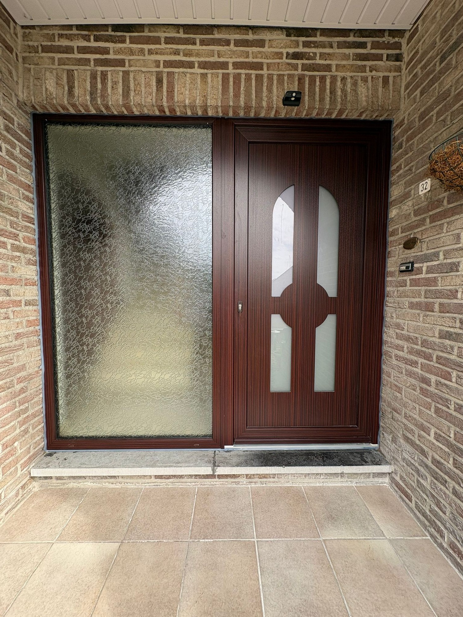 Deur met zijlicht in Genk, geplaatst door HB Ramen & Deuren