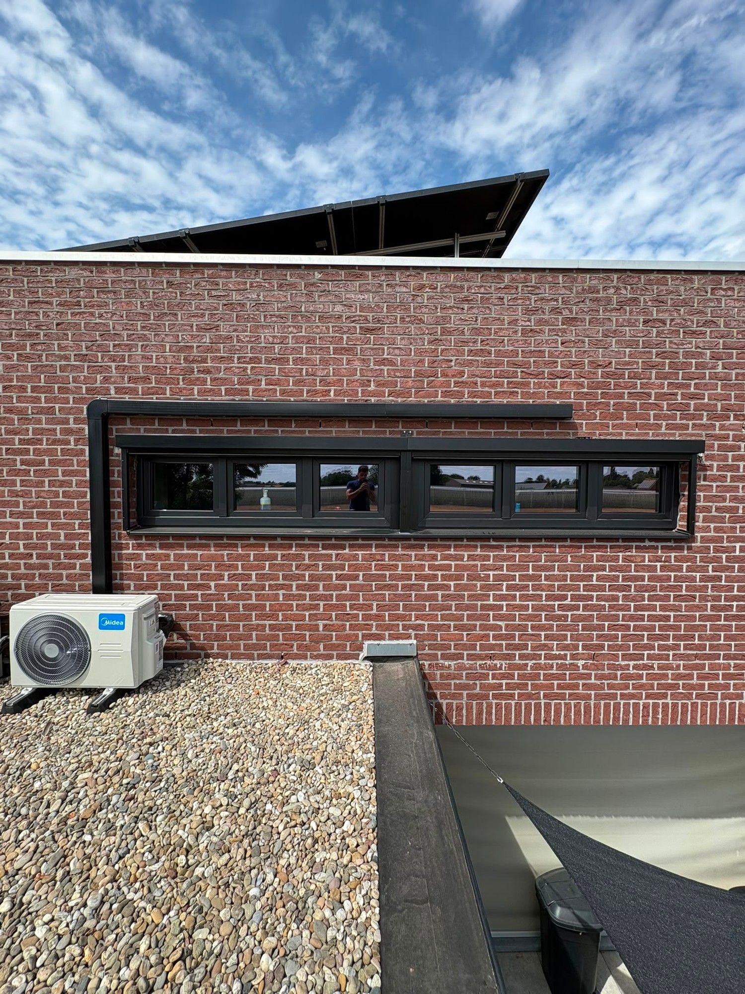 Raam met screen in Herk-de-Stad, gerealiseerd door HB Ramen & Deuren