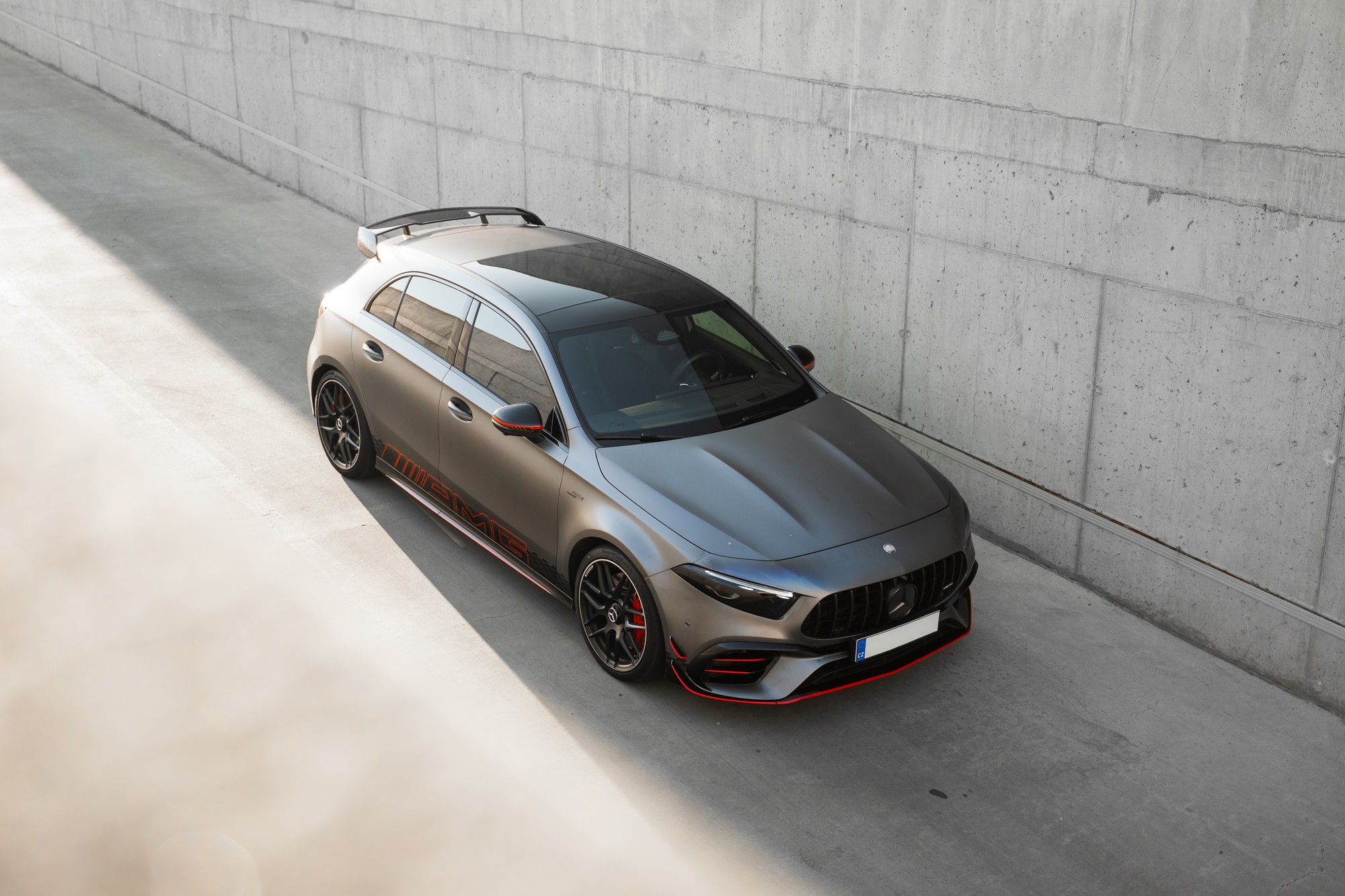 Mercedes-AMG A 45 S zaparkované u betonové stěny