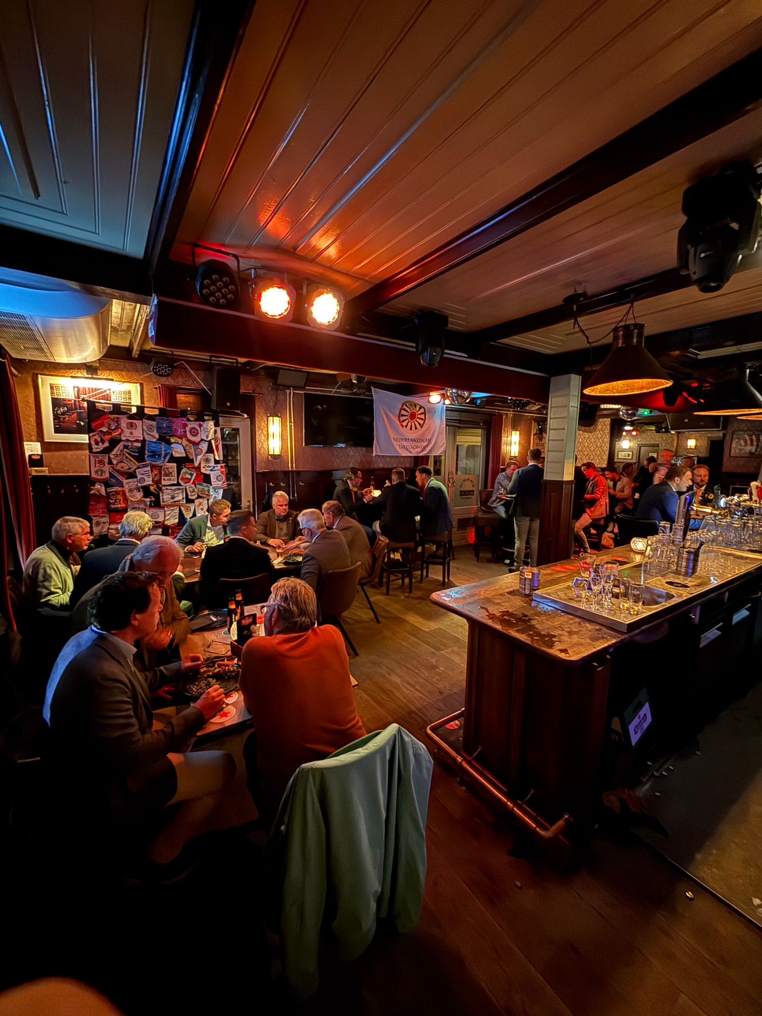 Feestelijk aangeklede zitplaatsen bij Dutch Pub de Zaak