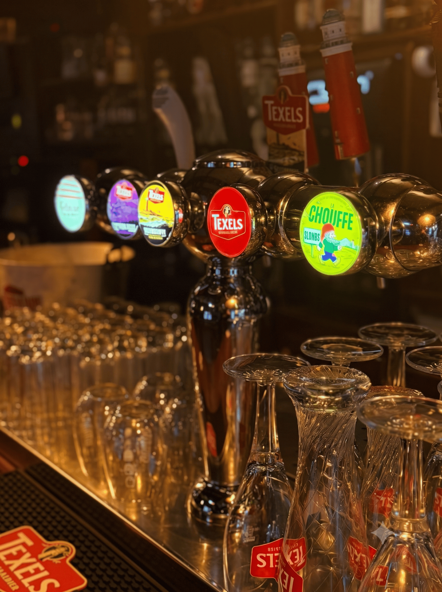 Sfeer aan de bar bij Dutch Pub de Zaak