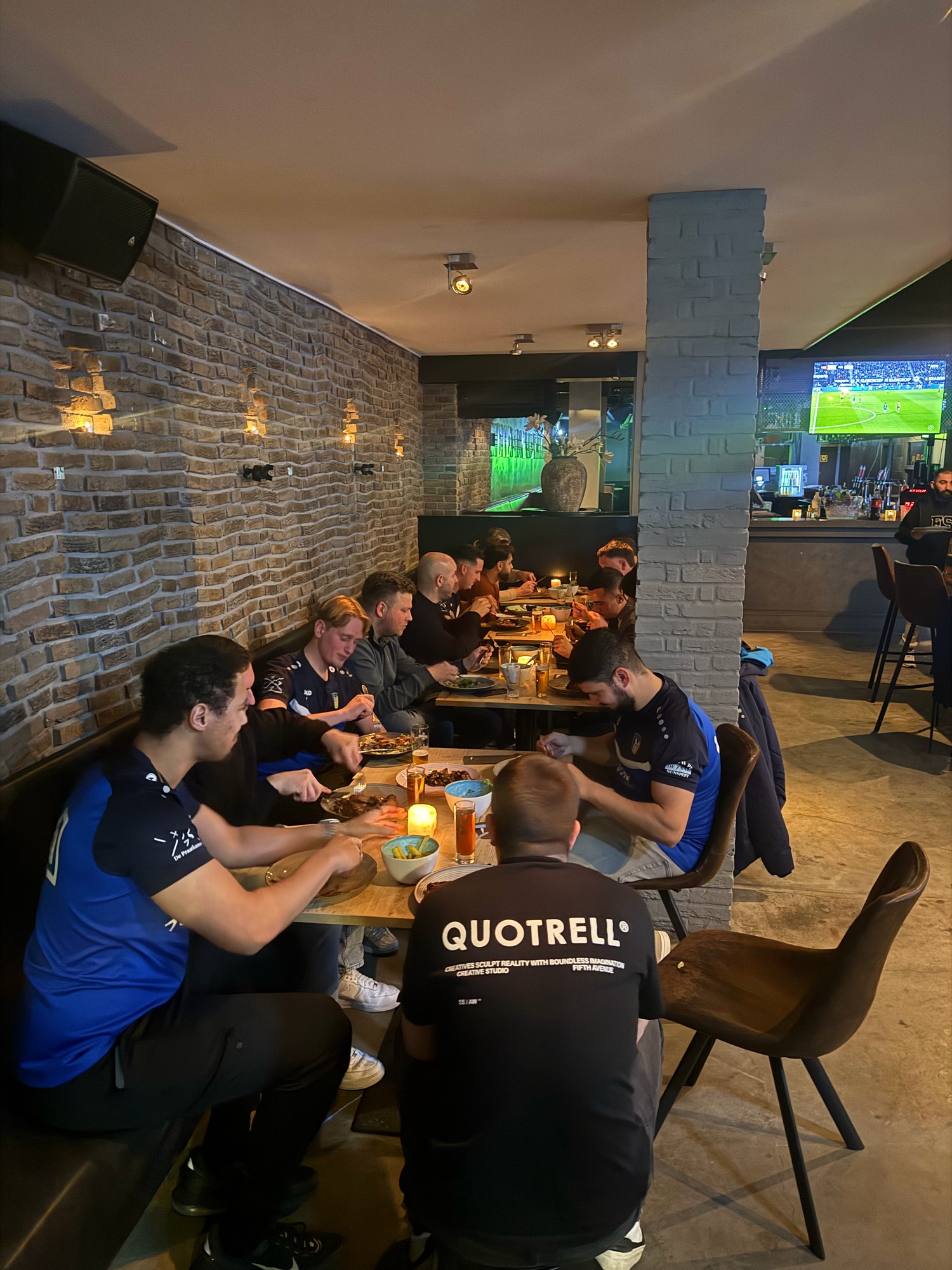 De bar feestelijk aangekleed voor een besloten feest