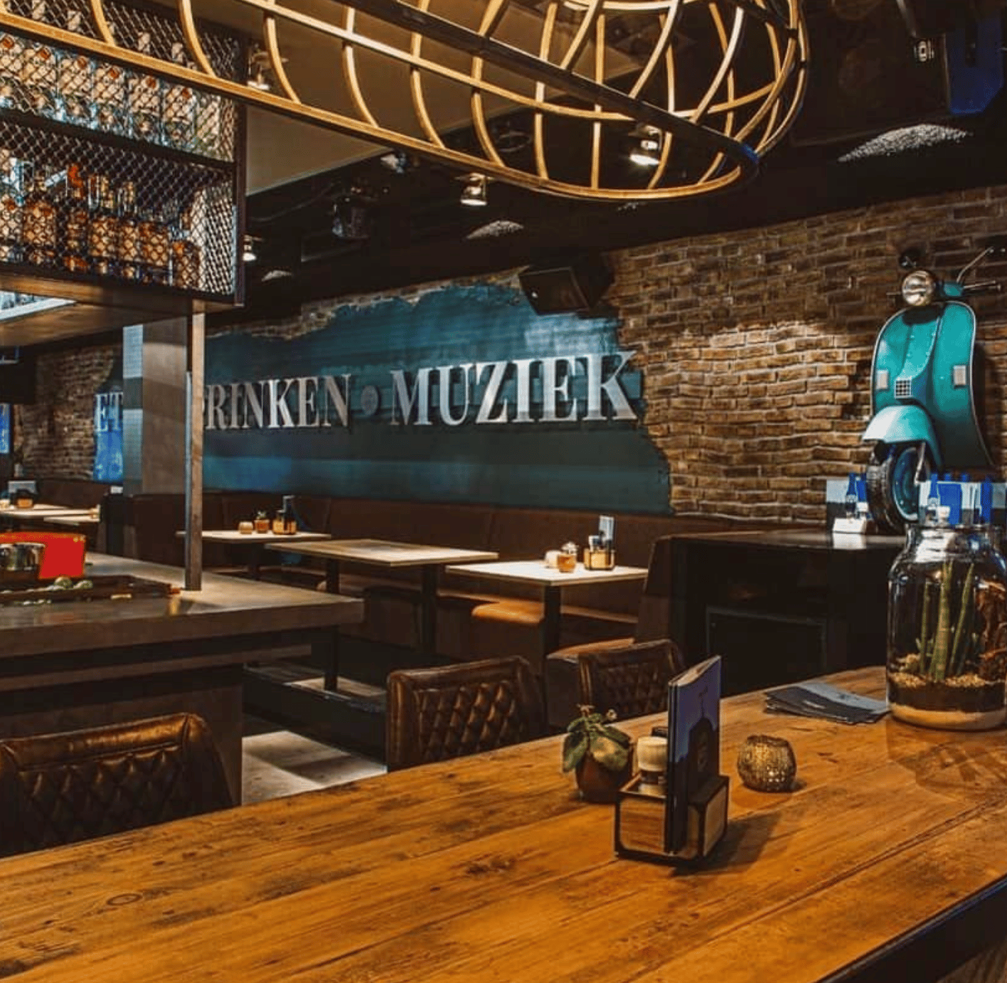 De Buuren met lange tafels, bar en warme verlichting