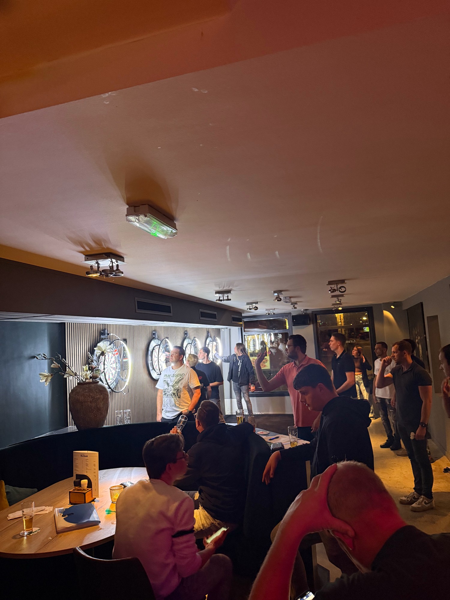 De lange bar en feestverlichting bij Dutch Pub de Zaak