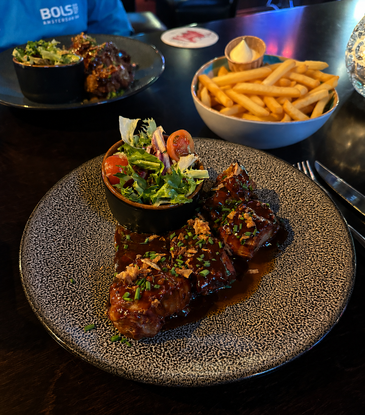 Royale saté met friet en salade
