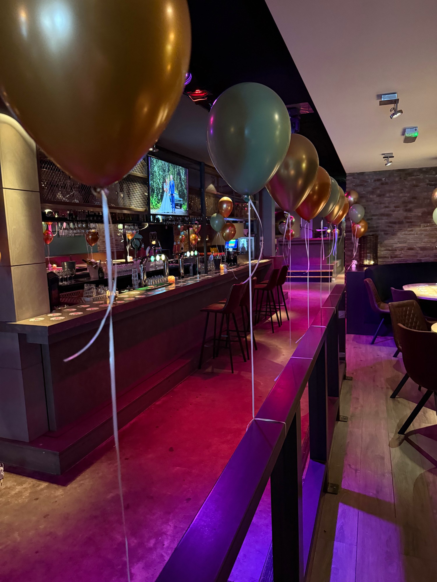 Een groep gasten aan tafel bij Dutch Pub de Zaak
