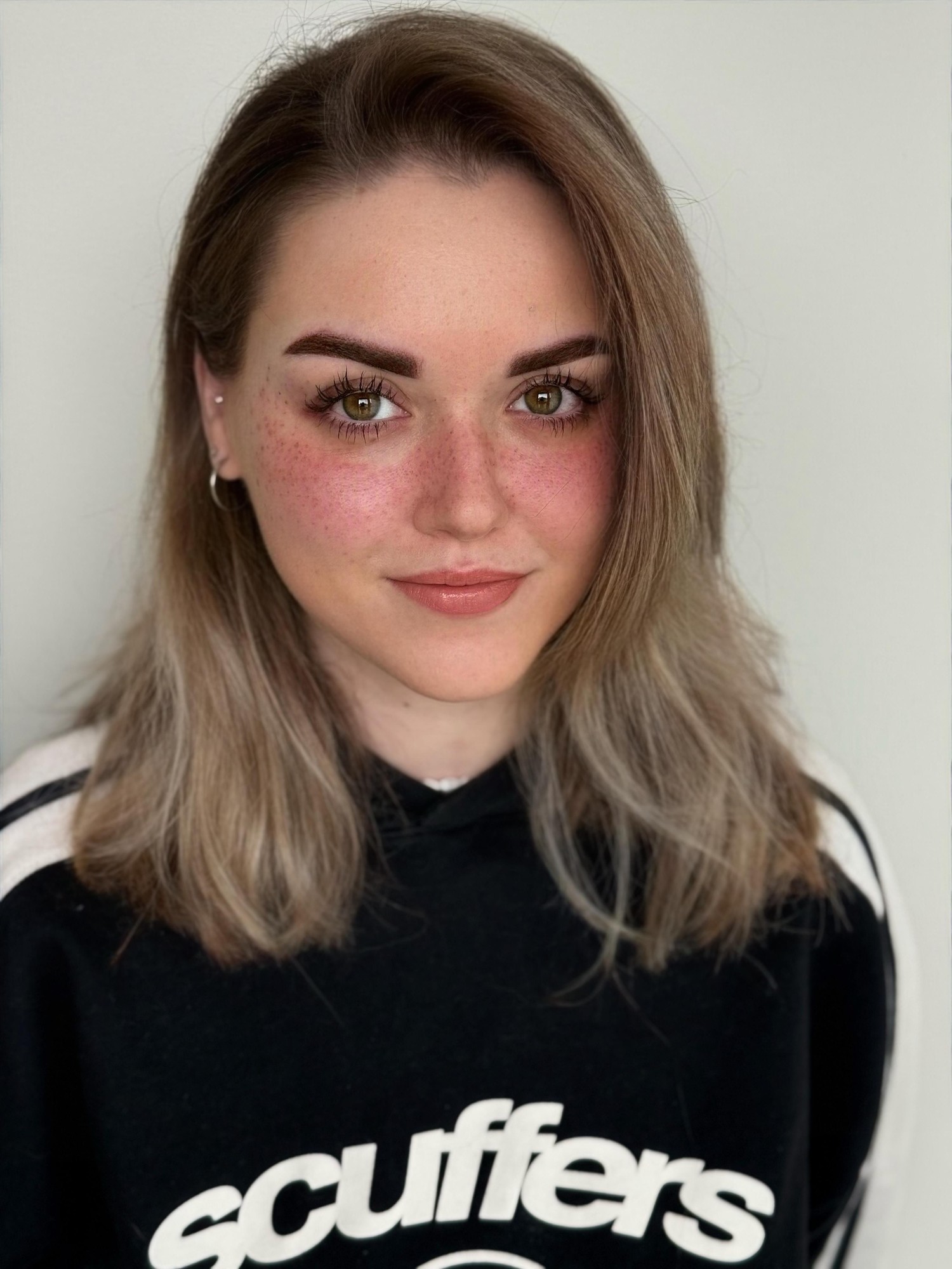 Jemně pigmentované pihy na tváři