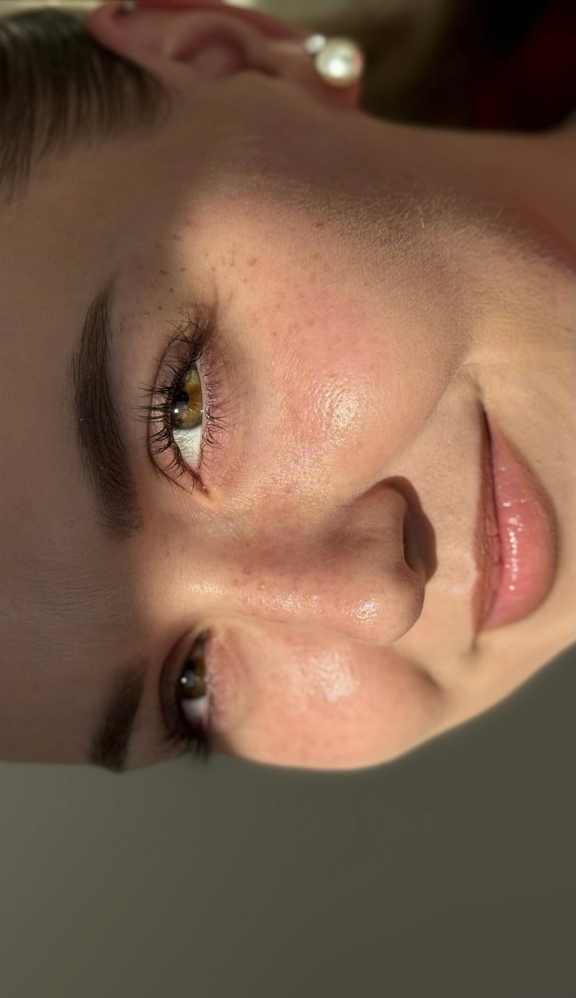 Detail jemně pigmentovaných pih na tváři