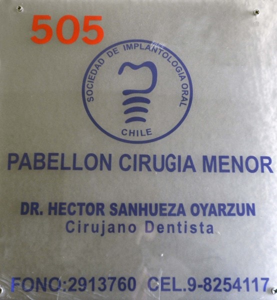 Placa oficial Pabellón Cirugía Menor Dr. Héctor Sanhueza