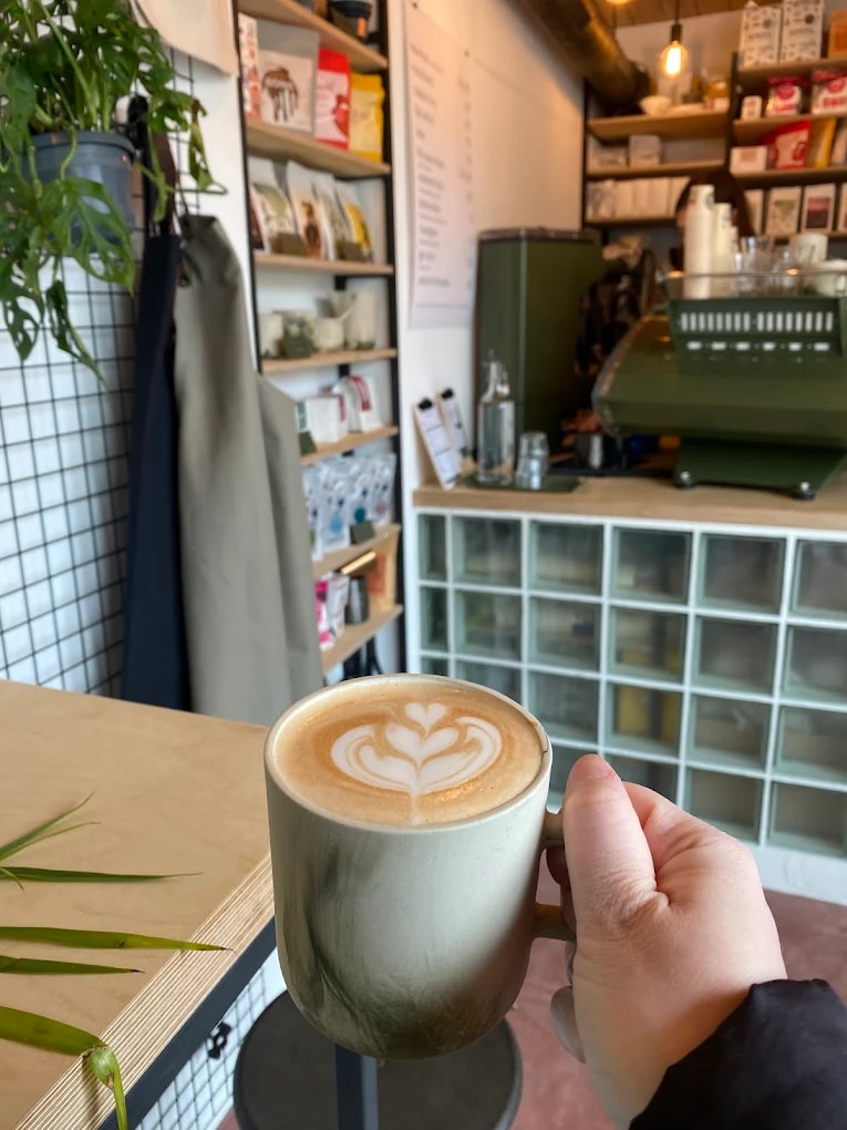 Latte art v keramickém šálku připravený na espressa strojí v Kiosek Petřiny