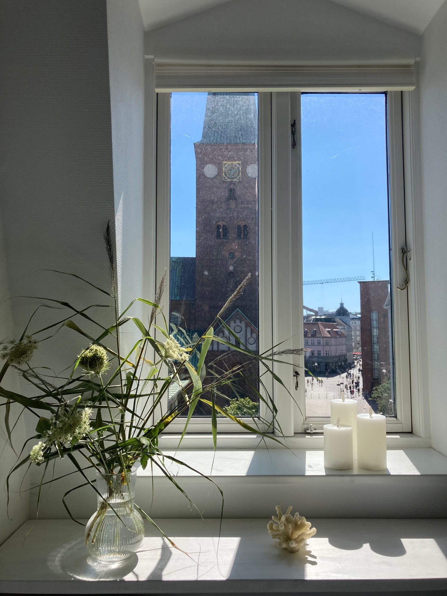 Udsigt fra klinikken over Århus domkirke og byens gader