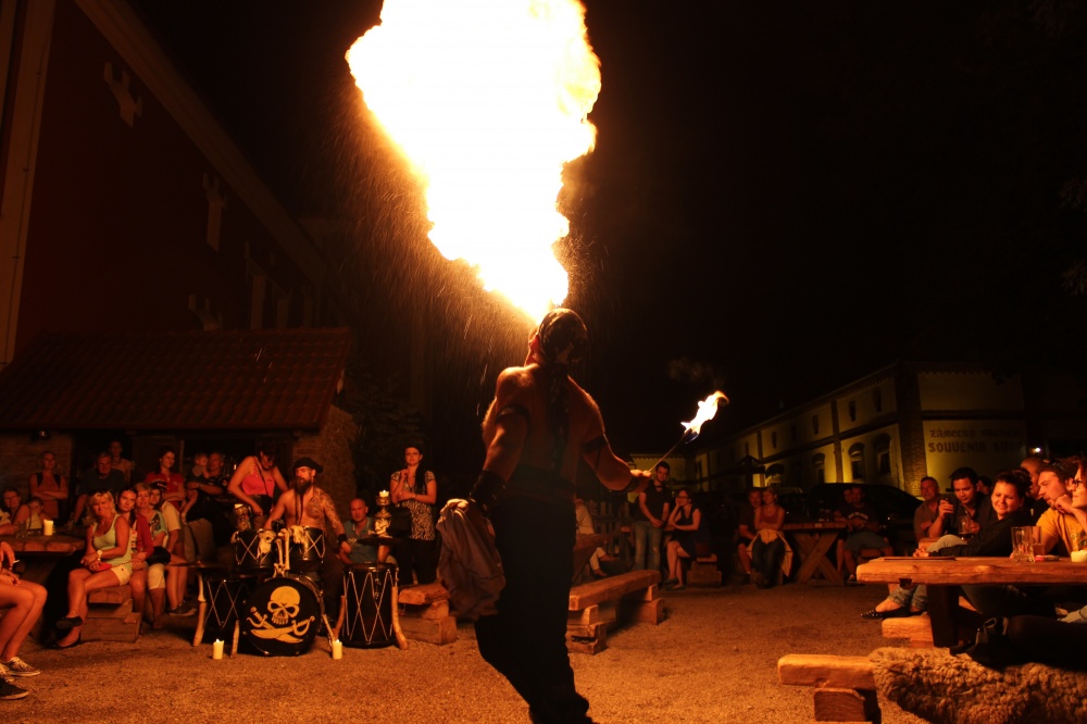 Ohňový chrlič v noci na festivalu Dětenice