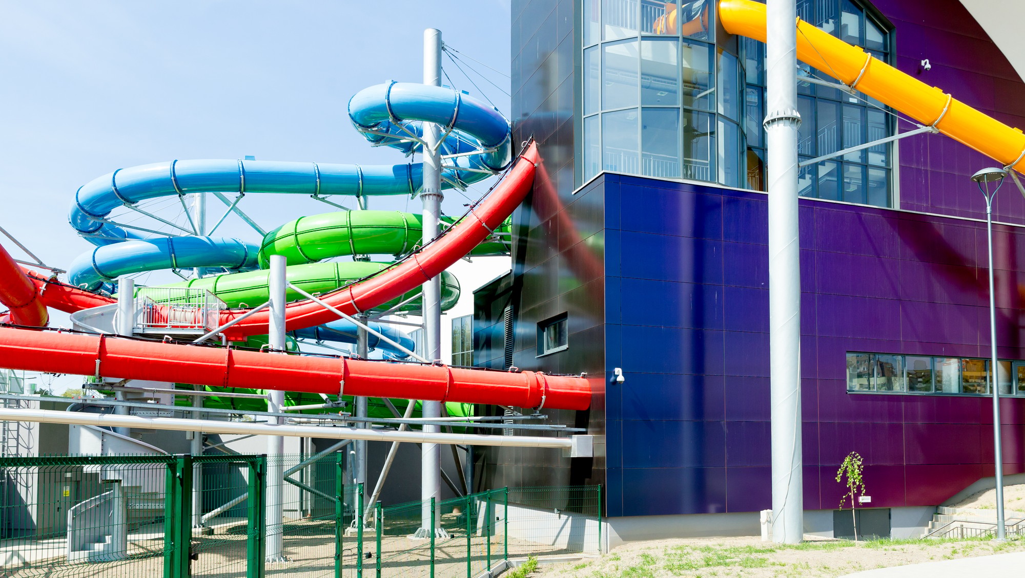 Vodní park Tychy – barevné tobogány exteriér