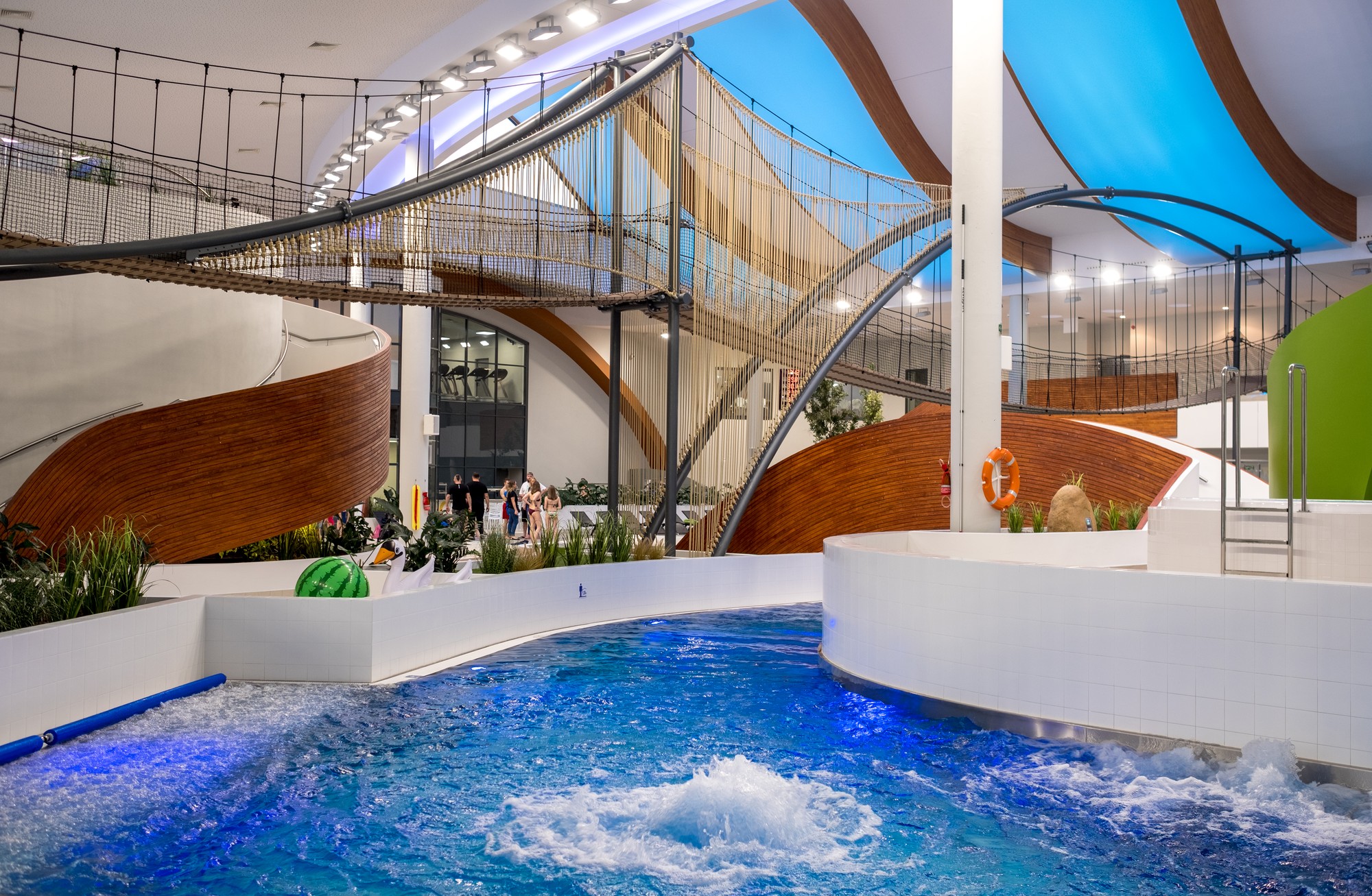 Vodní park Tychy – interiér s divokou řekou a lávkami