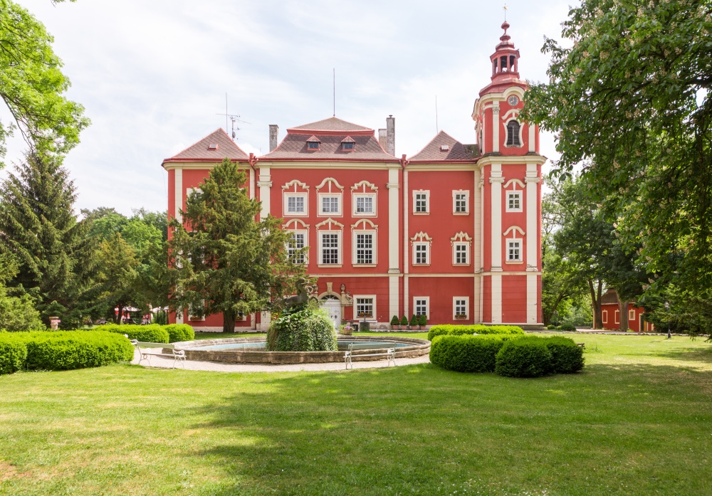 Zámek Dětenice – barokní průčelí s fontánou