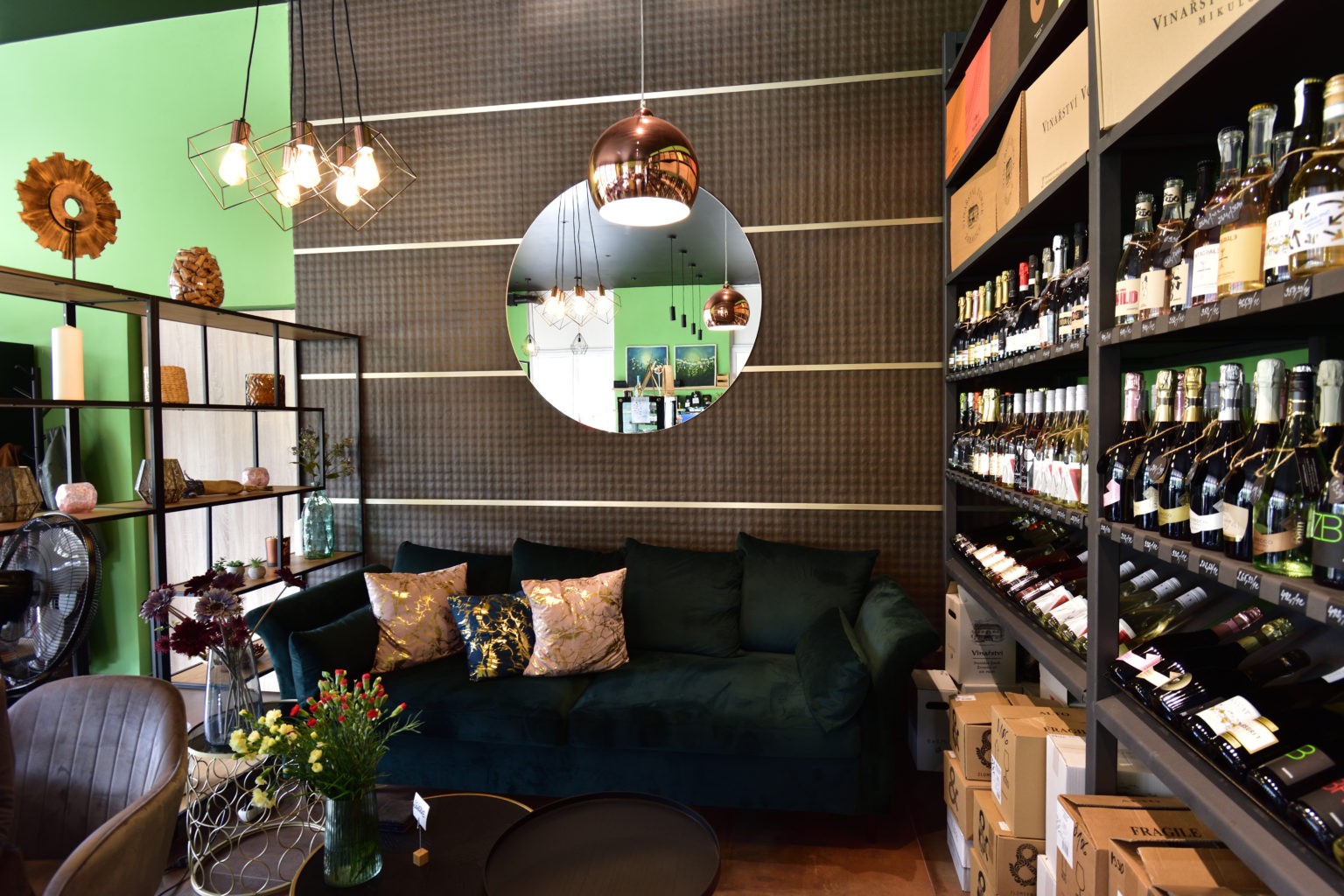 Interiér — vinotéka, posezení a vínový bar