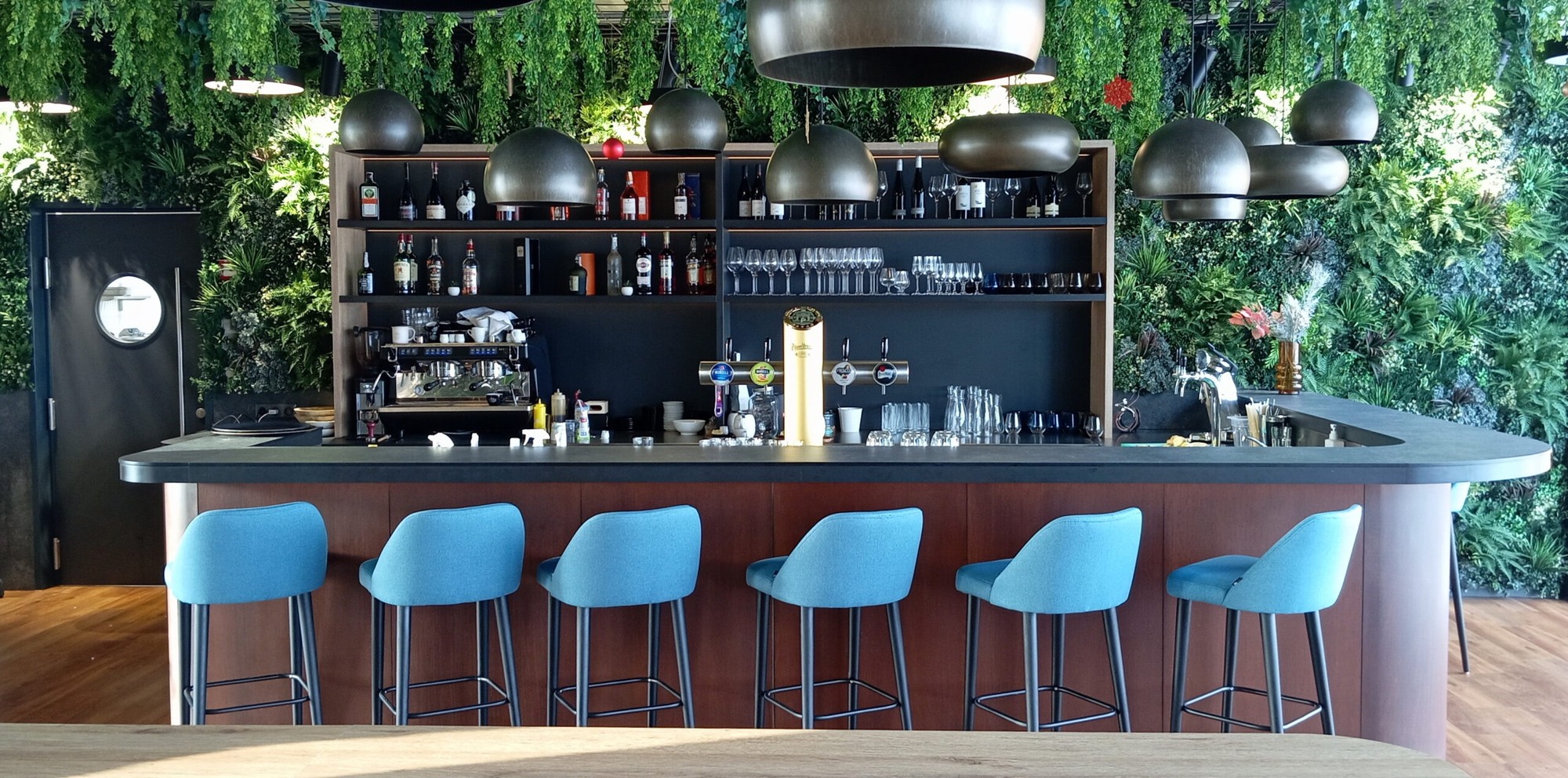 Bar a terasa restaurace Soul.ad s živou zelení