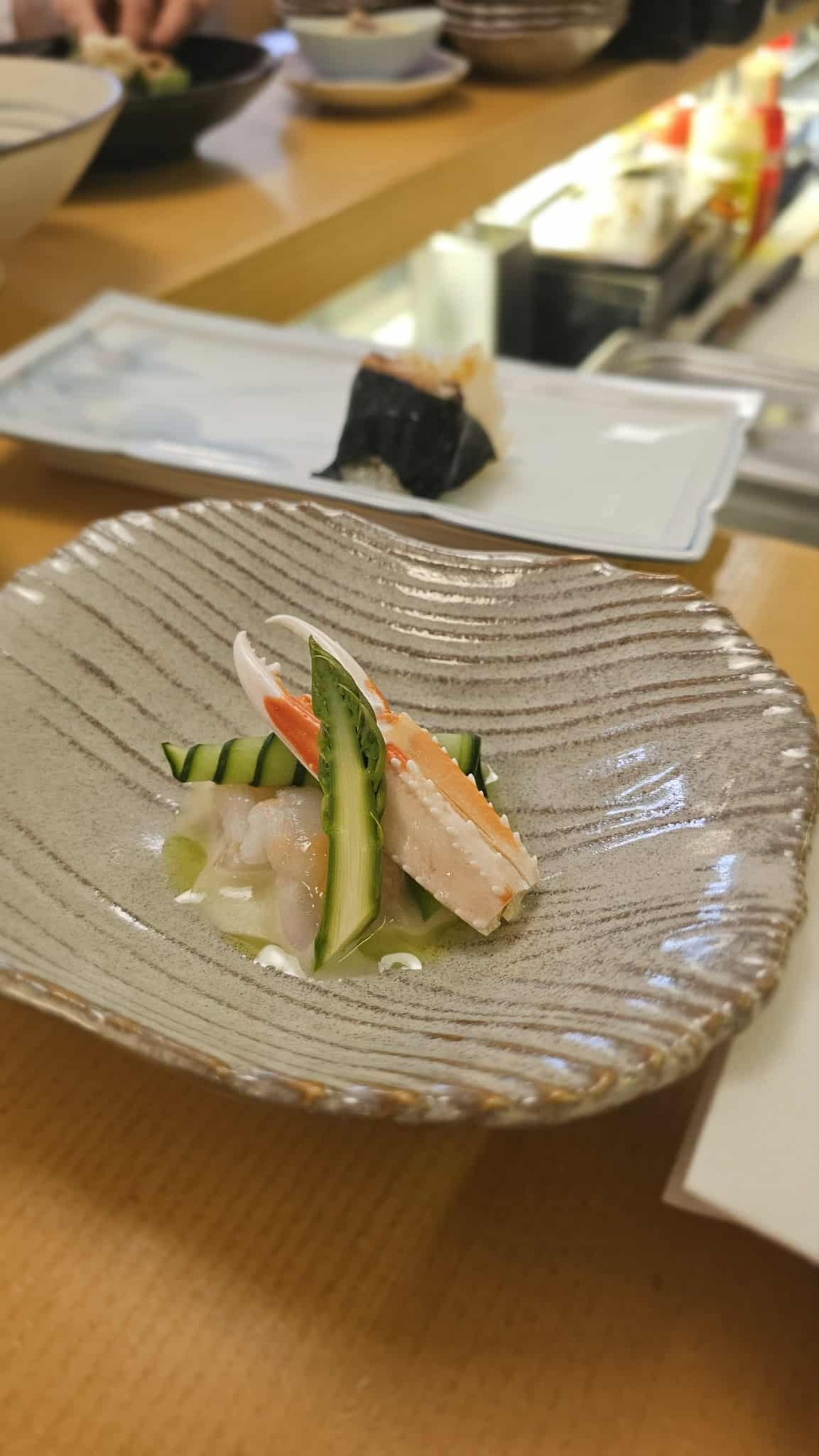Čerstvé sashimi s okurkou a mořskými řasami