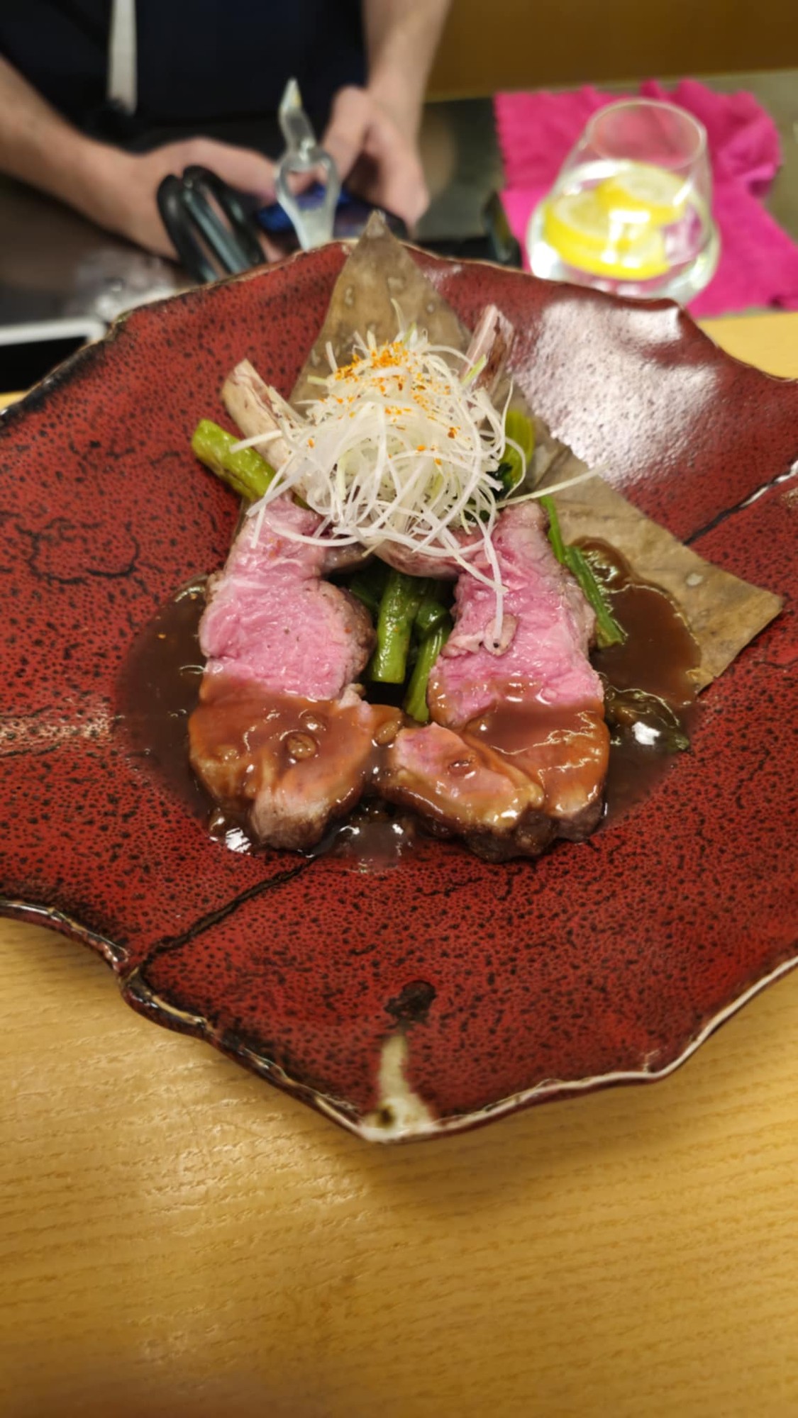 Wagyu hovězí s čerstvou zeleninou