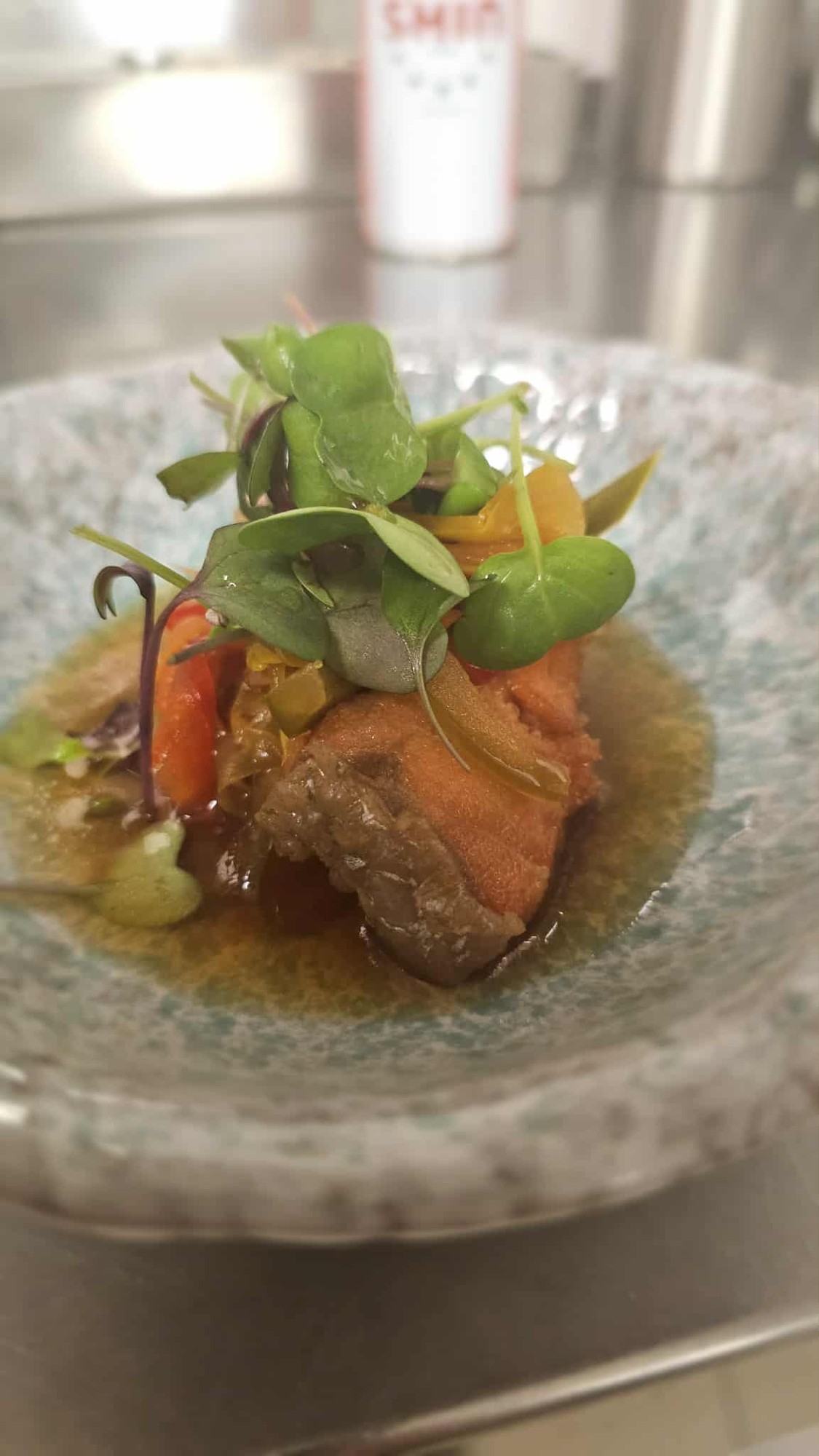 Čerstvé sashimi s mikrozeleninou a omáčkou