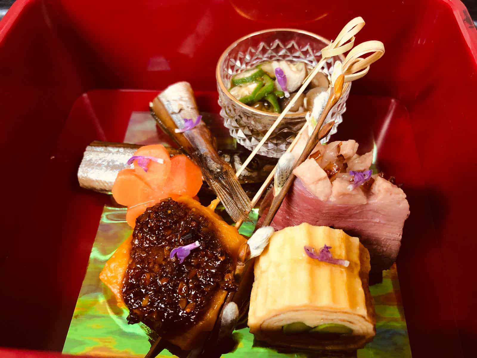 Kaiseki menu v červené lakované krabici