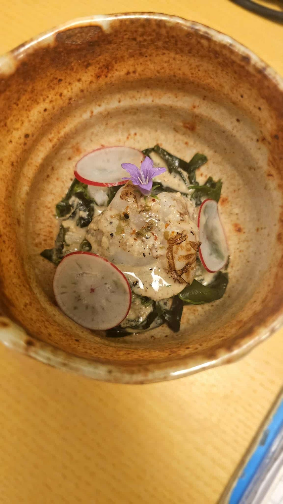 Čerstvé sashimi s ředkvičkou a fialovými květy