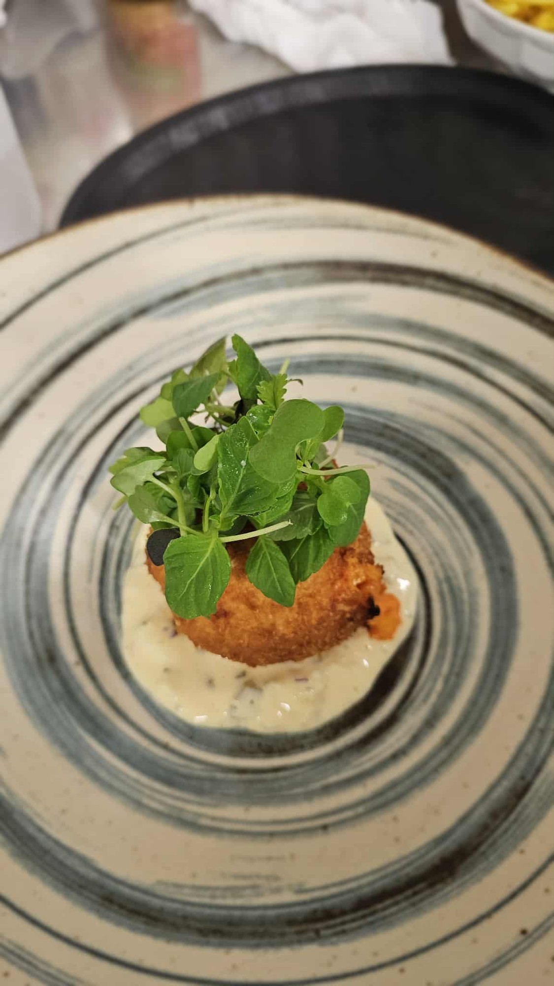 Gourmet pokrm s čerstvými bylinkami a krémovou omáčkou