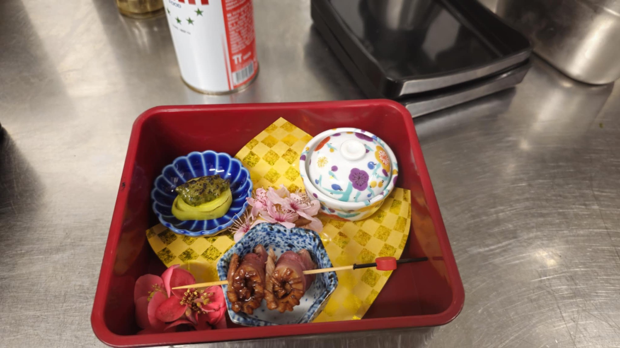 Tradiční japonské předkrmy v červené krabici