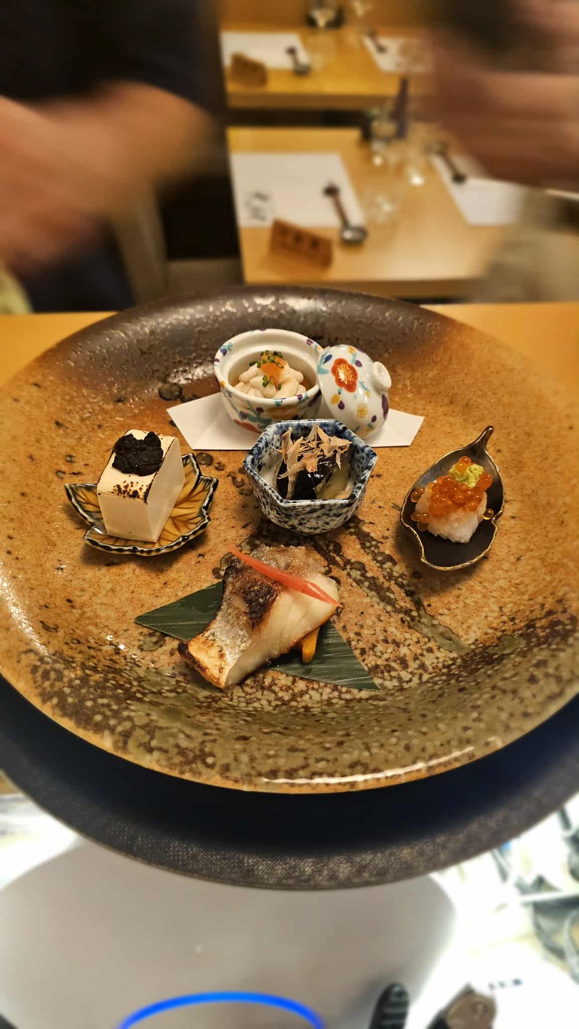 Tradiční japonské předkrmy v keramických miskách