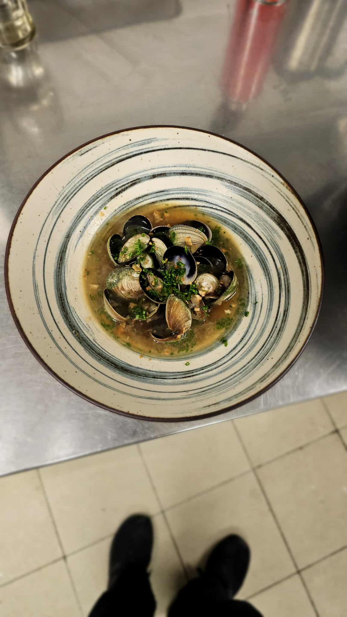 Polévka s mušlemi a čerstvými bylinkami