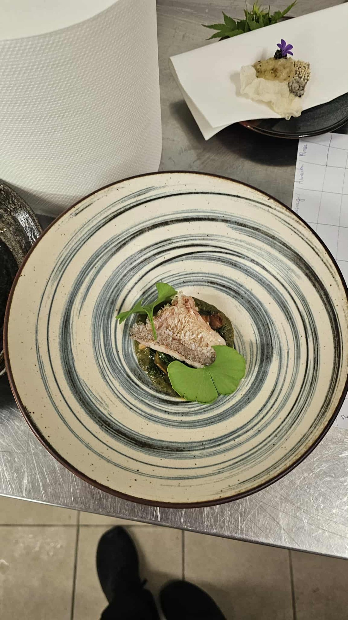 Čerstvé houby s lanýžem v keramické misce