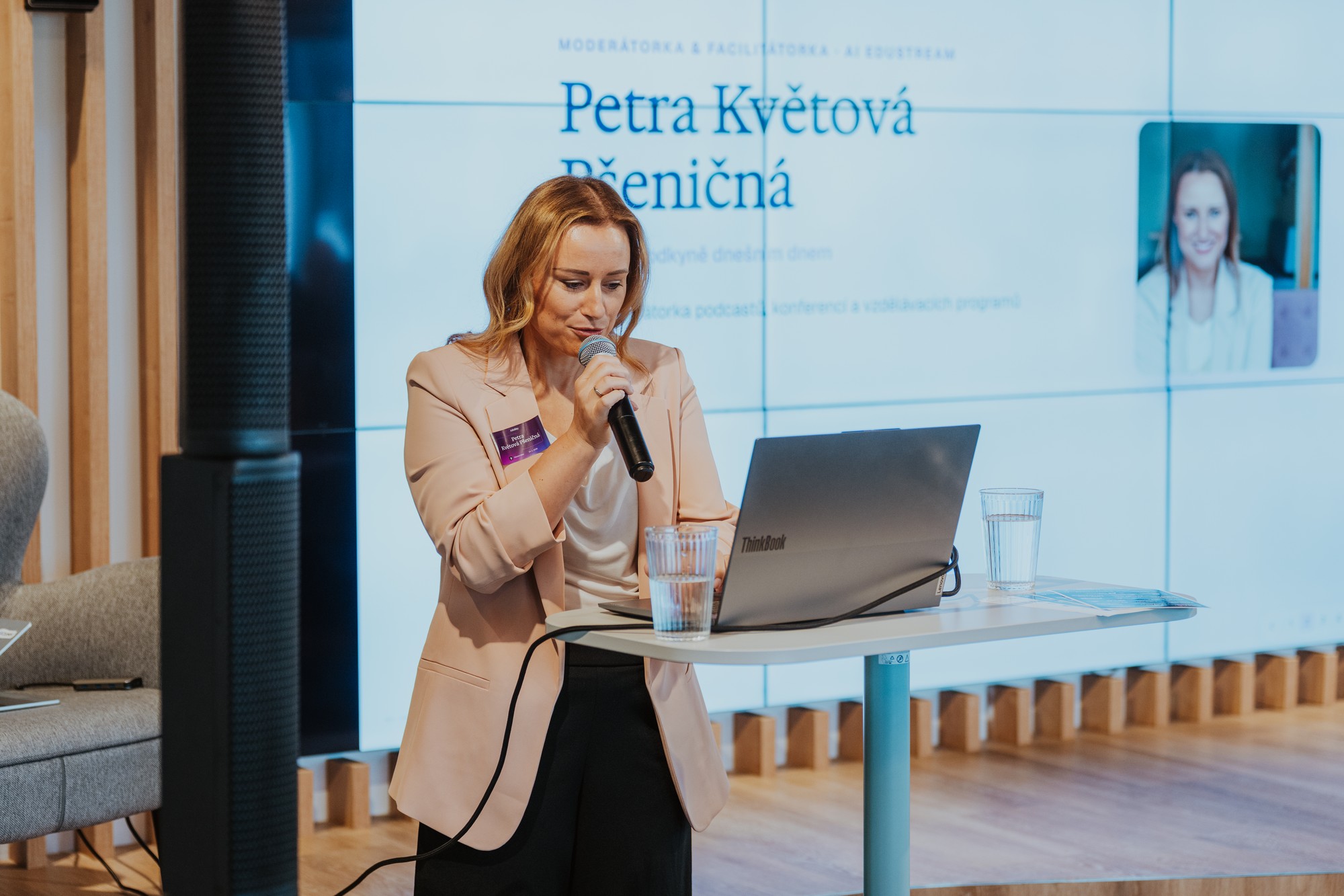 Petra Květová Pšeničná moderuje AI vzdělávací akci