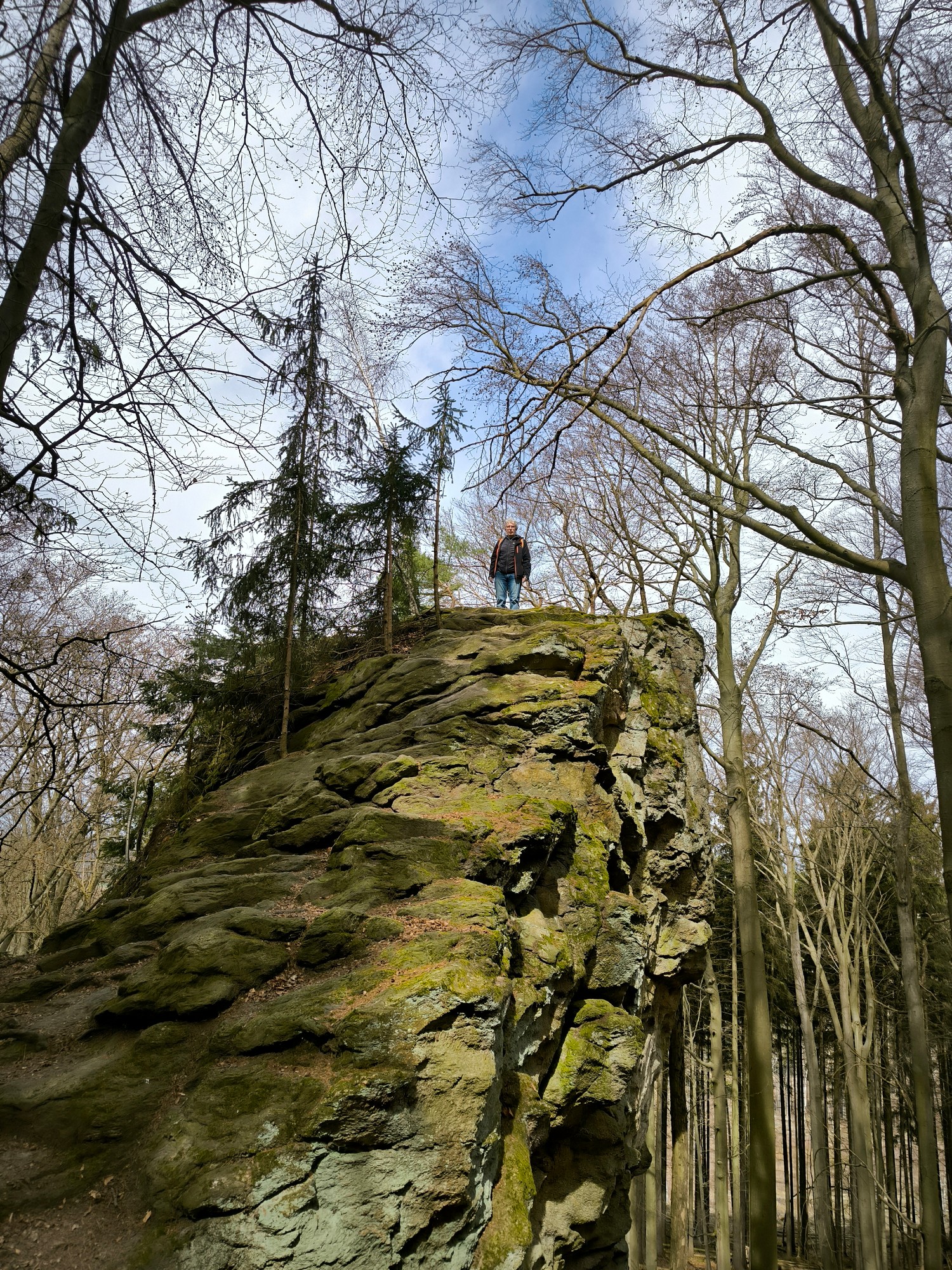 Jana Pourová ve volné přírodě na skalách